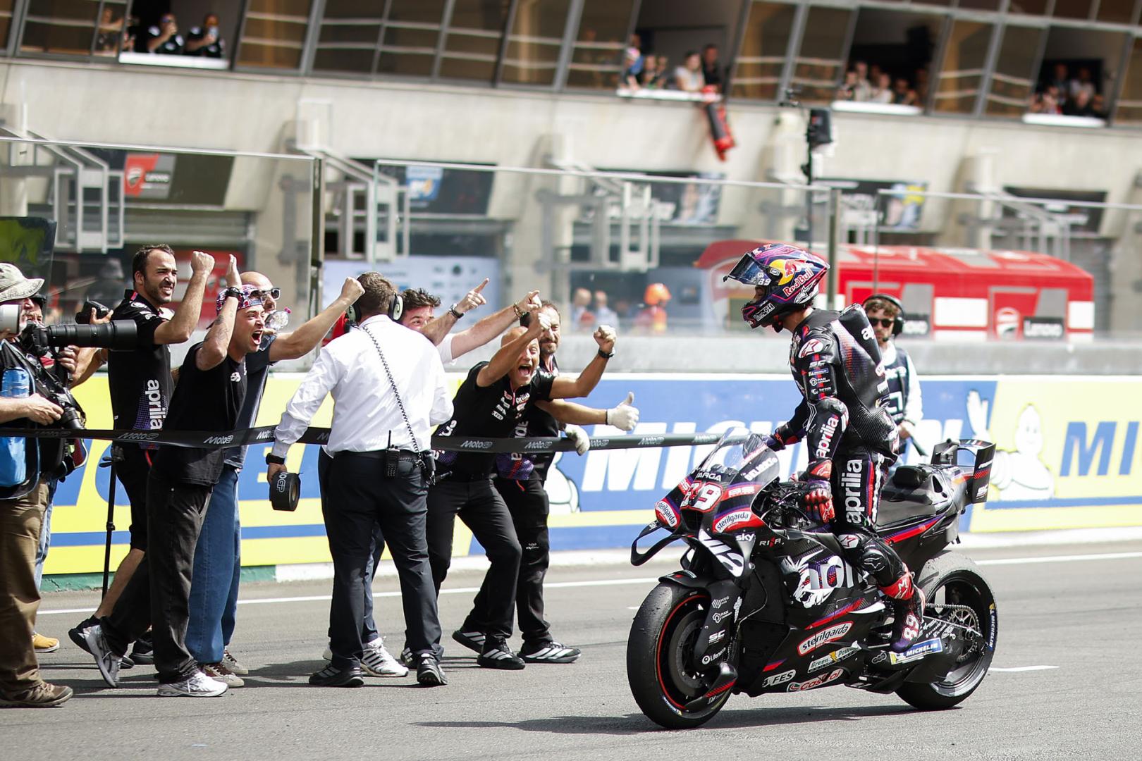 Jorge Martín (Aprilia) celebra su triunfo al esprint en el GP de Francia