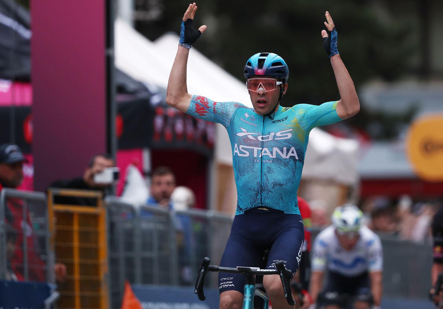 Guillermo Silva celebra su triunfo en la segunda etapa del Giro 2026, que le da también el liderato