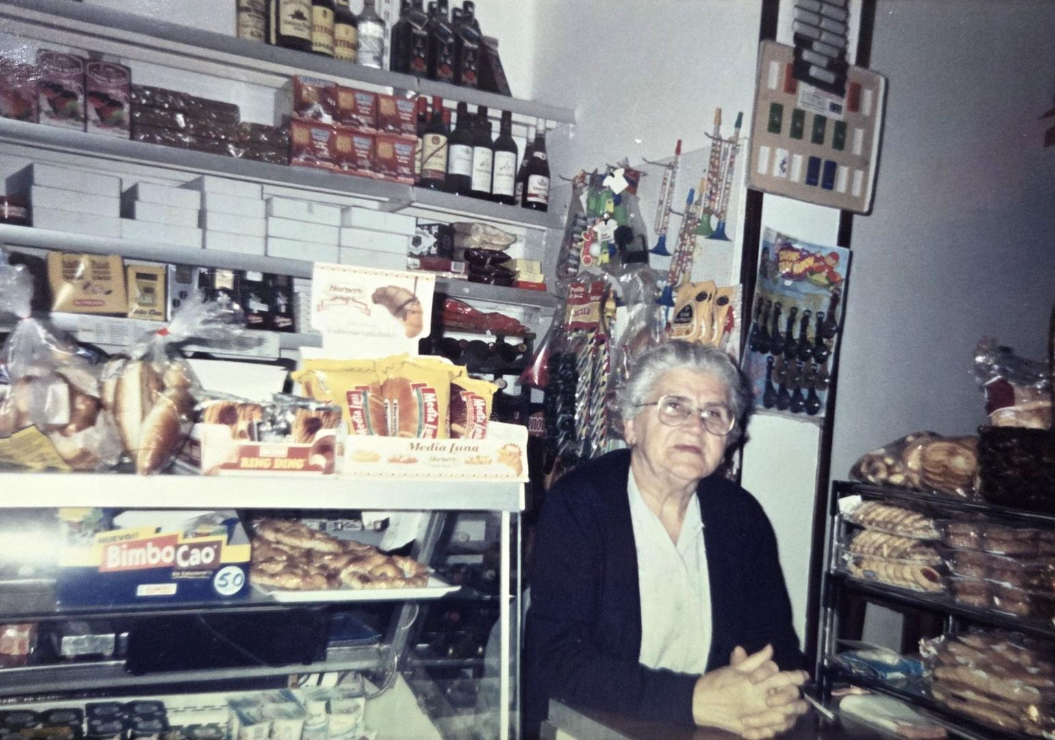 Lola Viana Campos, en el mostrador del local de dulces agoizko al que acabó dando nombre