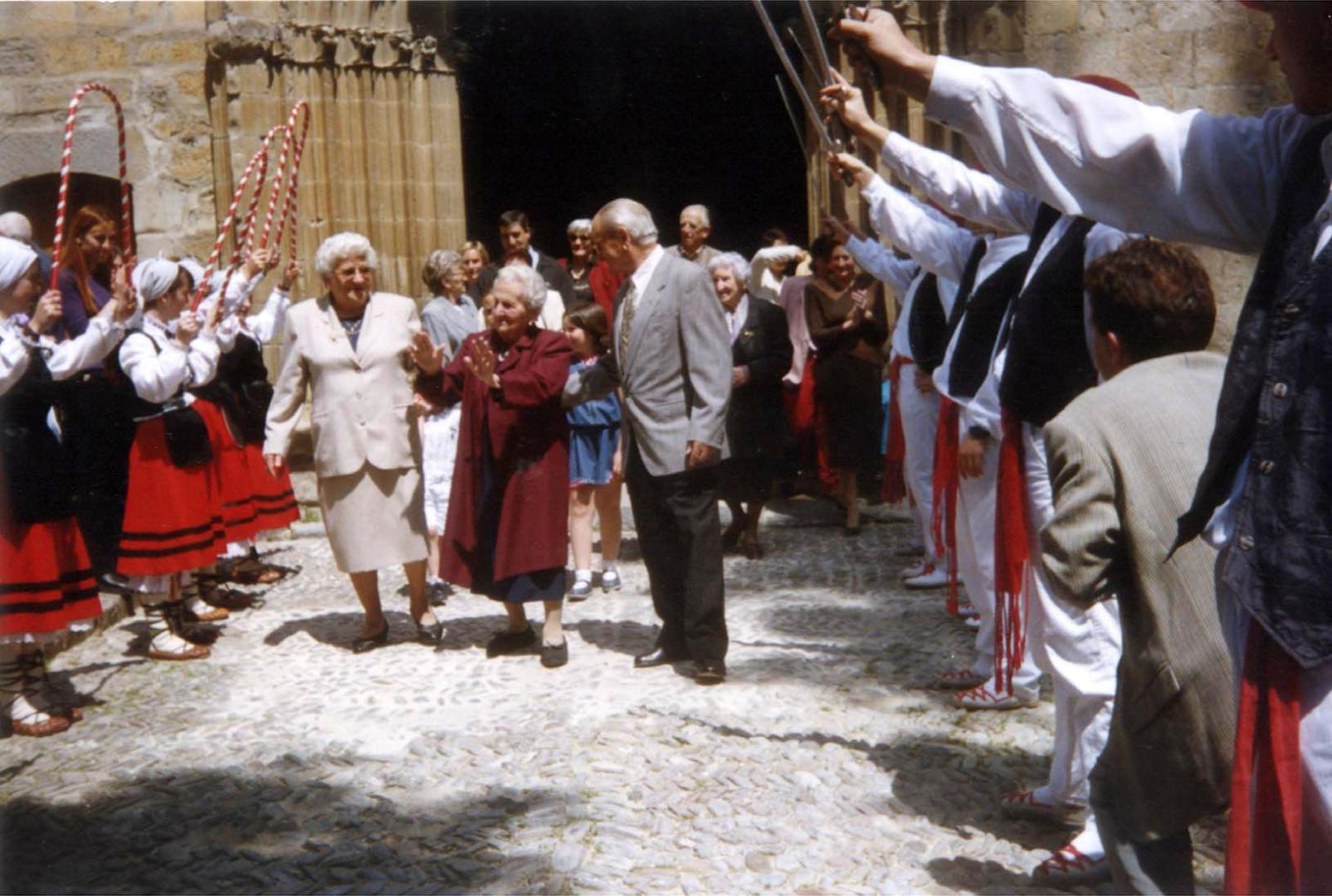 Juana Viana Campos (en el centro, de rojo), en el homenaje municipal recibido en 1998