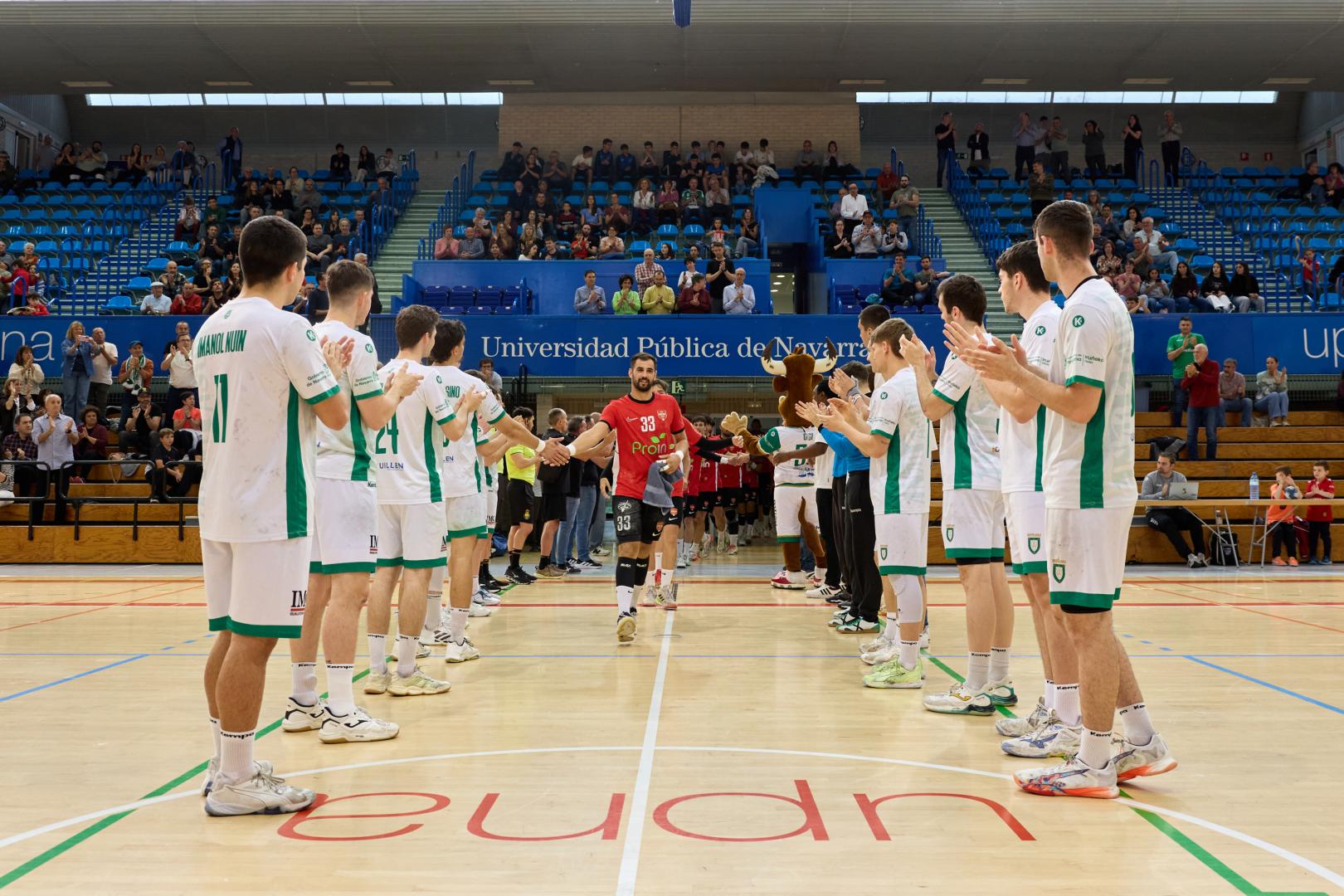 Anaitasuna ha hecho pasillo al ya campeón de la fase regular de la liga, Cajasol Sevilla Proin, en el último duelo disputado en el Pabellón Universitario de la UPNA.