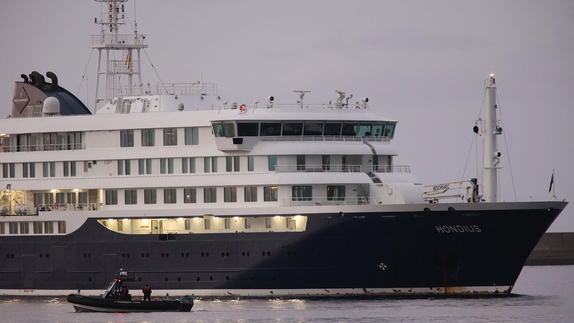 El crucero MV Hondius, con un brote de hantavirus a bordo, ya está fondeado en el puerto de Granadilla, en Tenerife