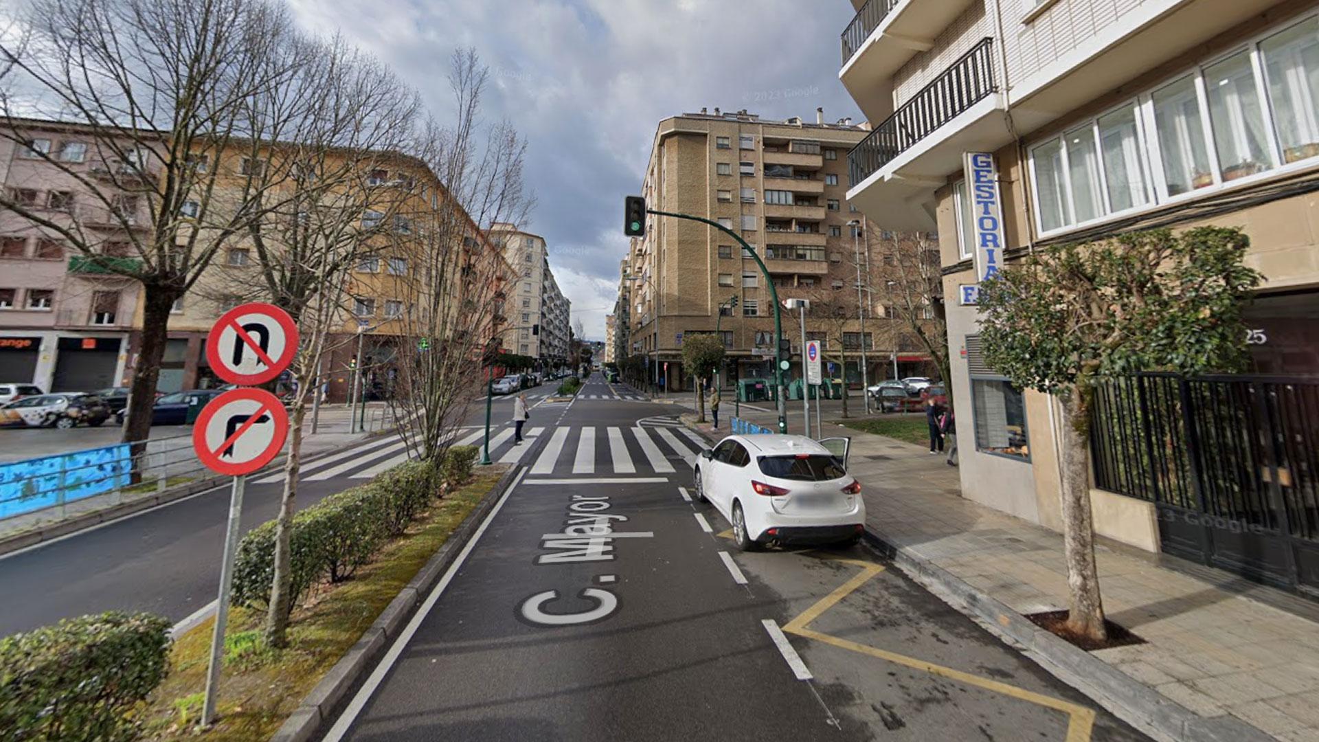 Calle Mayor de Burlada, a la altura del número 25, donde se produjo la colisión de la moto y el coche