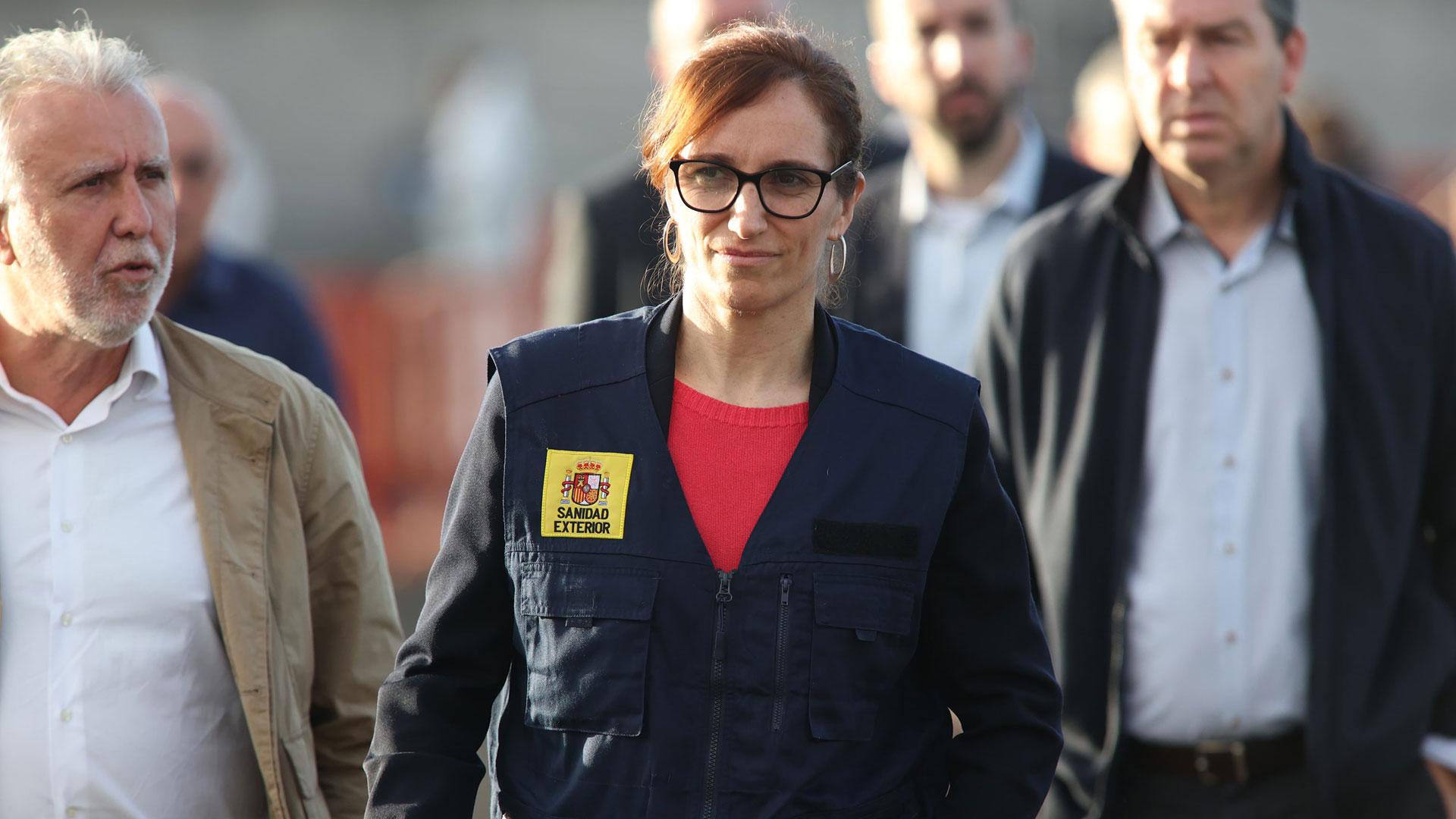 La ministra de Sanidad, Mónica García, ha atendido a los medios de comunicación para informar sobre el desembarco del crucero con hantavirus en el puerto de Granadilla