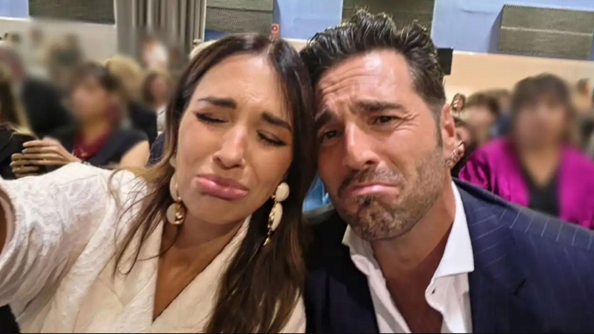 Paula Echevarría y David Bustamante posan juntos en la graduación de su hija simulando llorar de la emoción