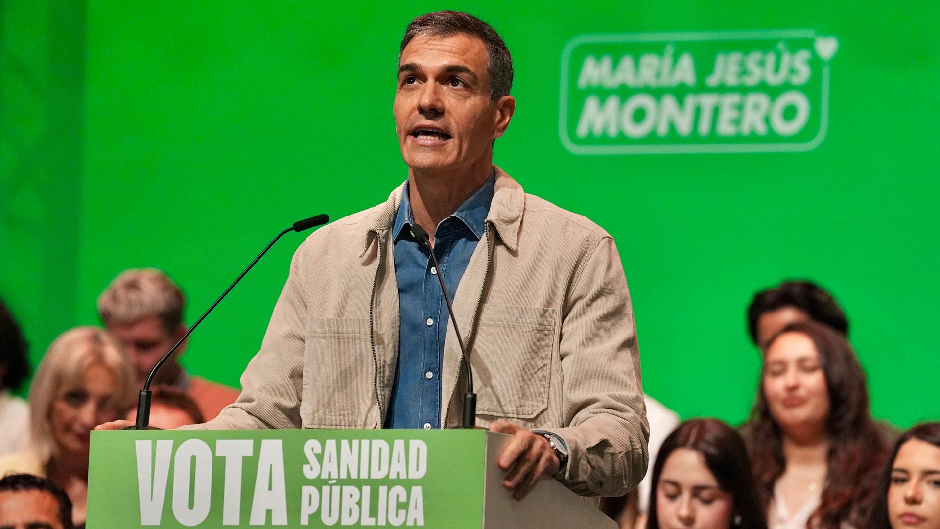 El presidente del Gobierno y secretario general del PSOE, Pedro Sánchez, interviene en un mitin celebrado este domingo en el Campo de Gibraltar