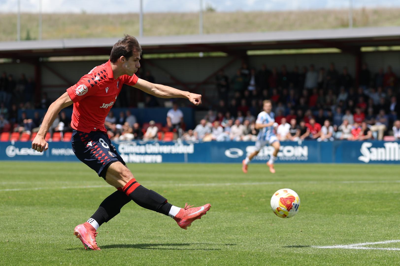 El extremo del Promesas, Ander Yoldi, autor del gol de la victoria ante el Talavera, coloca un centro