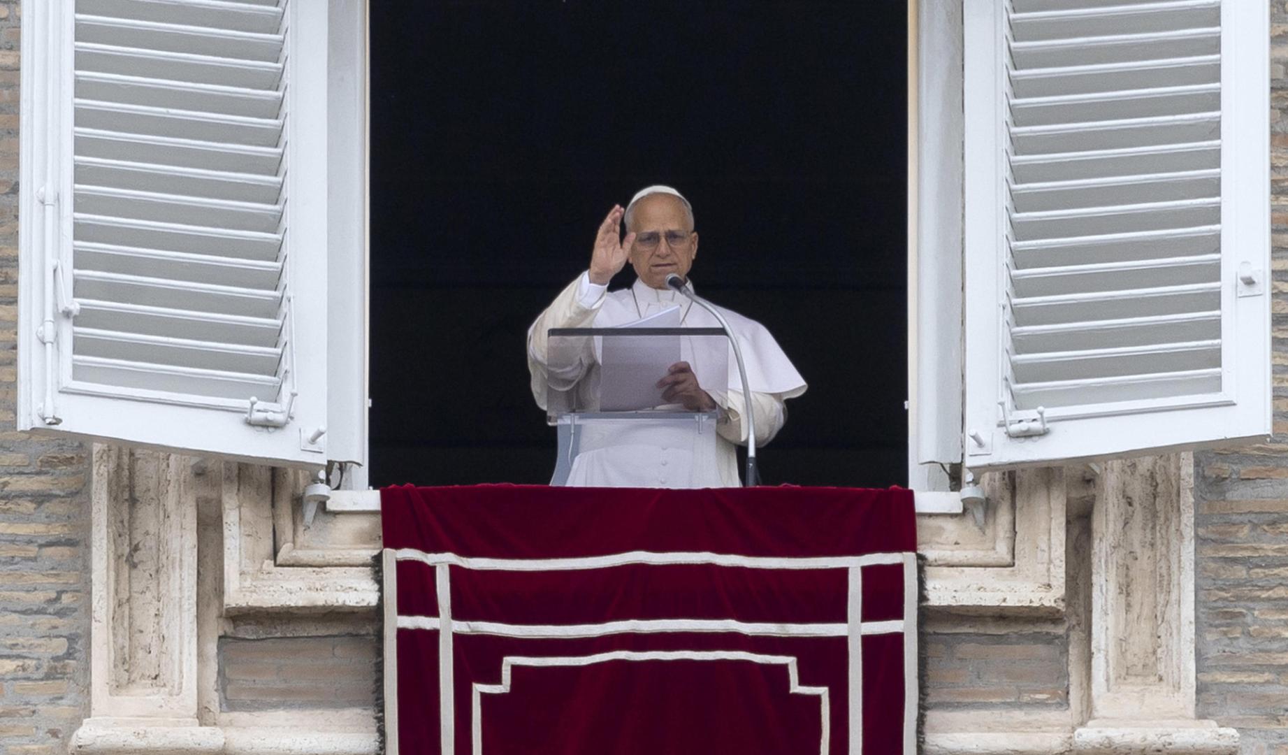 El papa León XIV, durante el rezo del Regina Coeli