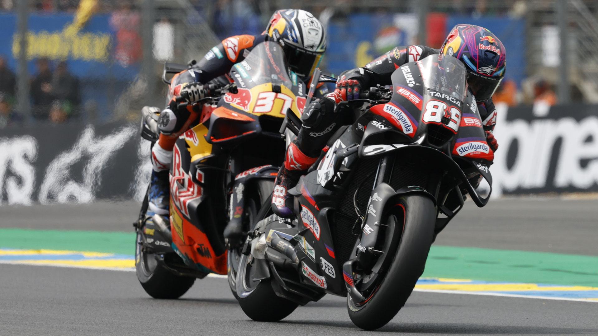 Los pilotos españoles Jorge Martín (derecha) y Pedro Acosta (izquierda), en acción durante la carrera de MotoGP en el Gran Premio de Francia de Motociclismo en Le Mans
