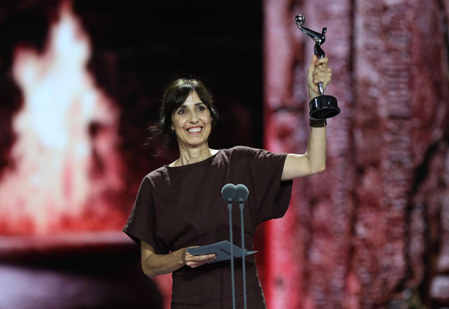 La cineasta española Eva Libertad recibe el premio a mejor ópera prima por su película 'Sorda' en los Premios Platino 2026