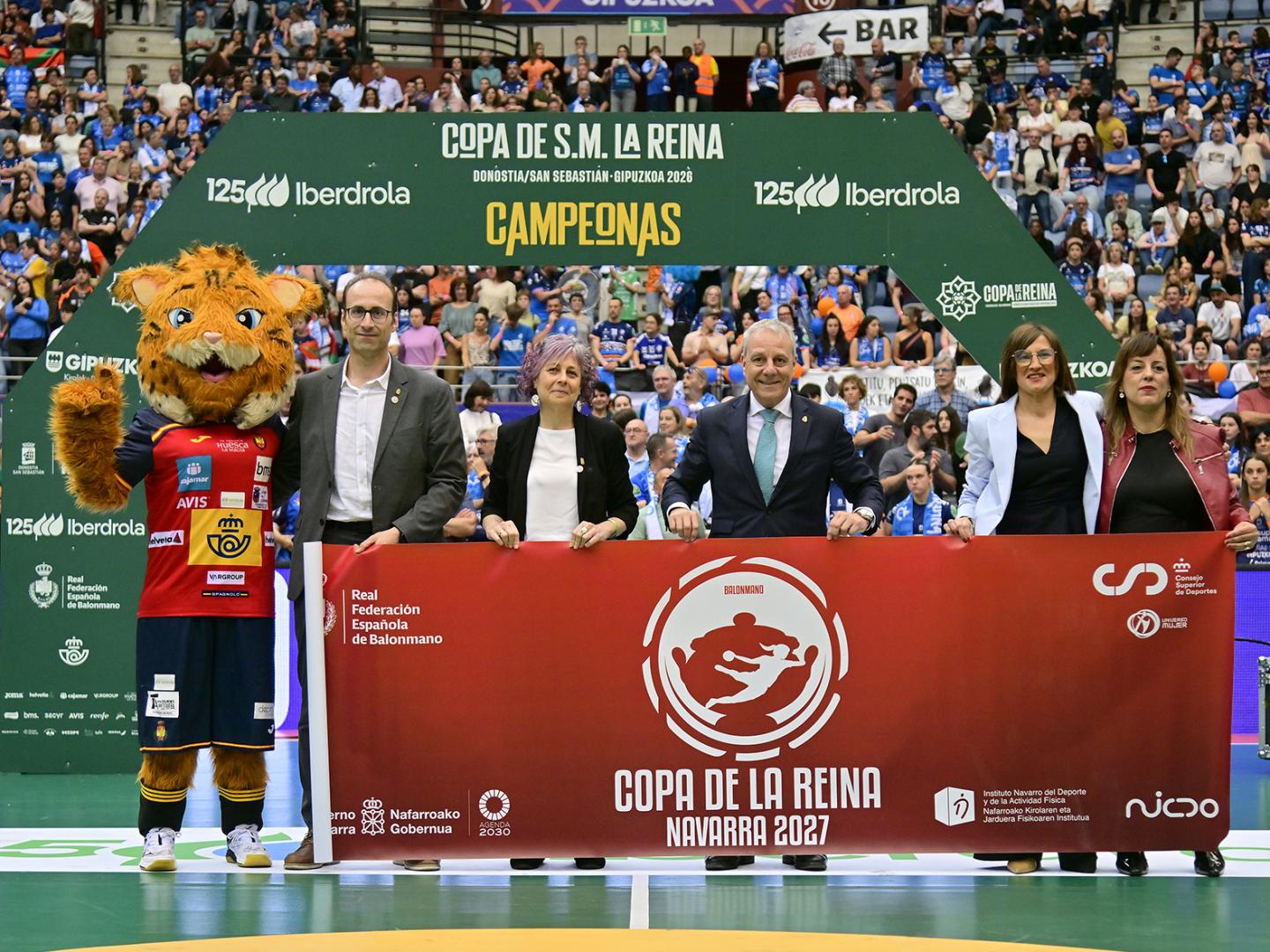 Momento del anuncio oficial confirmando que Navarra tomará el testigo a Guiúzcoa en la organziación de la Final a 8 de la Copa de la Reina