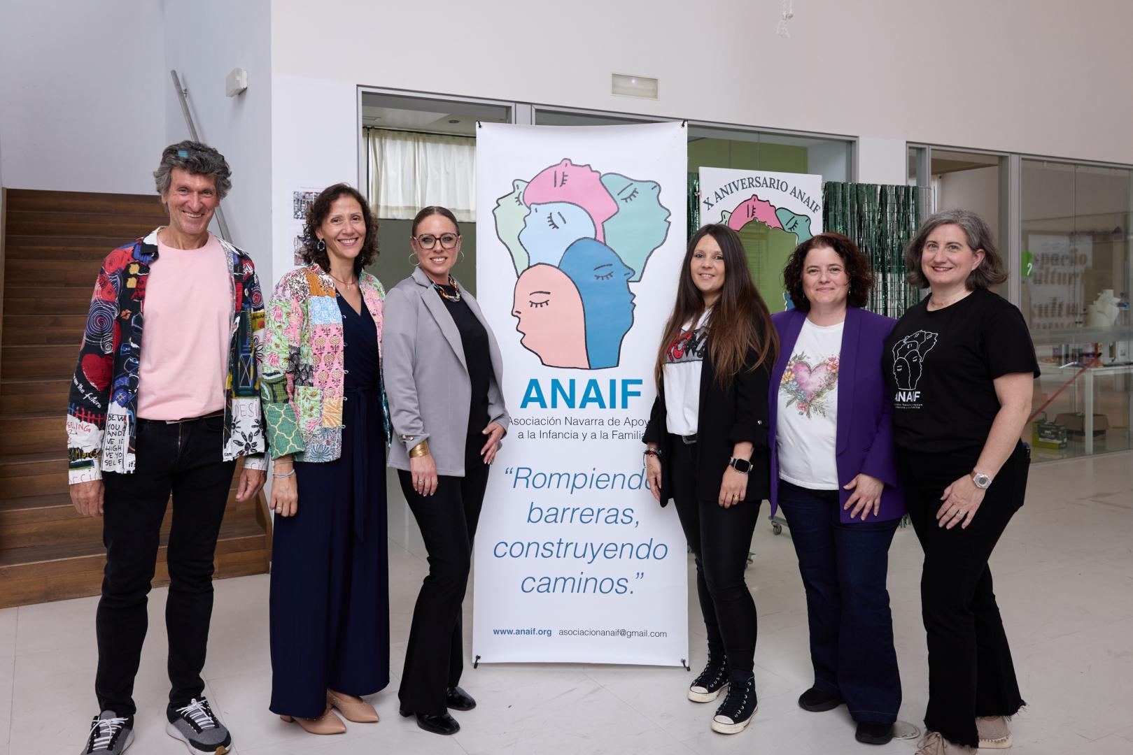 De izda a dcha: Oscar Arriazu (terapeuta) y las madres de ANAIF Paloma Pérez Miguel, Sonia Boza Cerrillo, Aitziber Muñoz Rubio, Isabel Idoate Ochoa y Maialen Setuain Ayesa, en la Casa de Cultura de Berriozar.