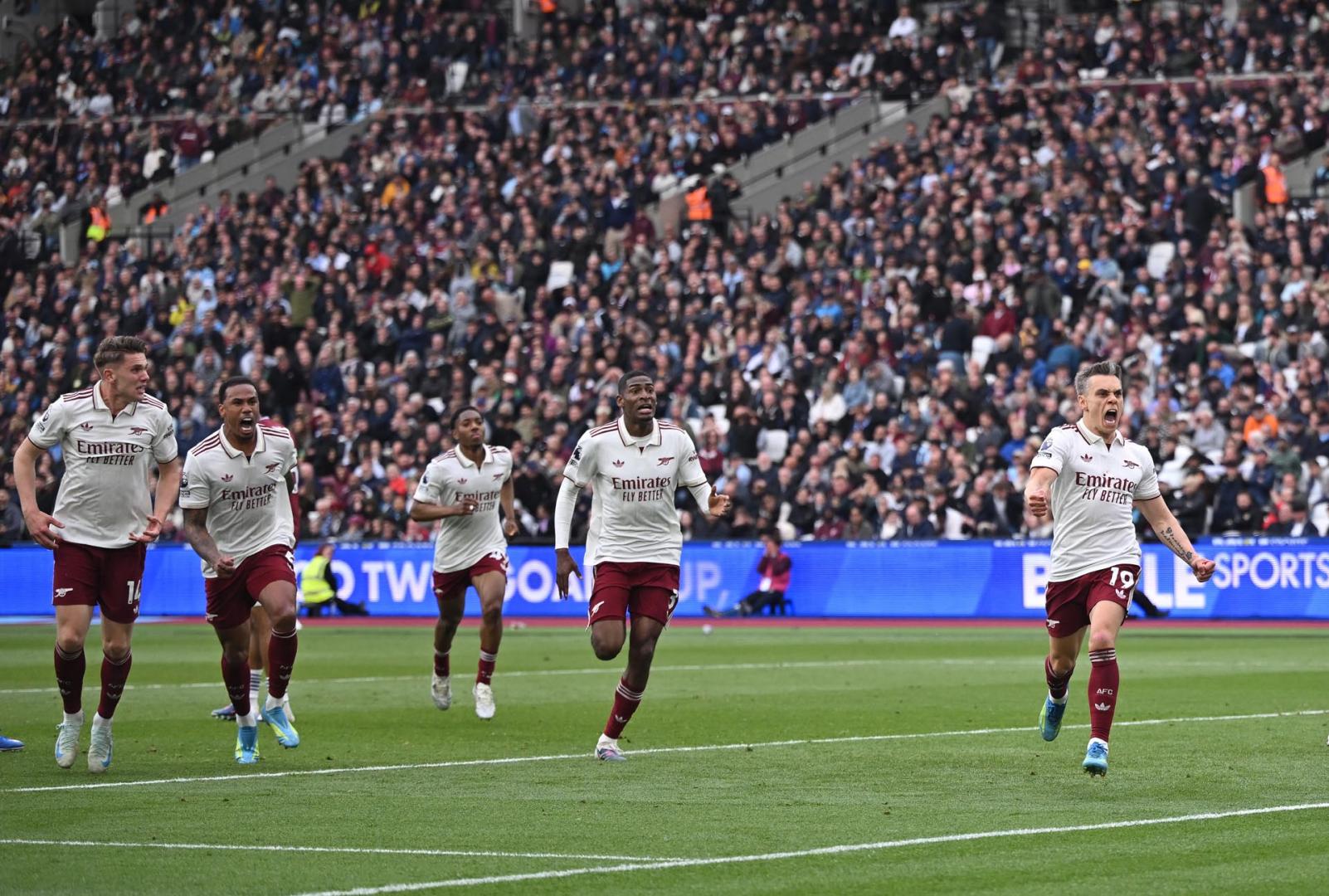 Los jugadores del Arsenal celebran el gol de Trossard (derecha)