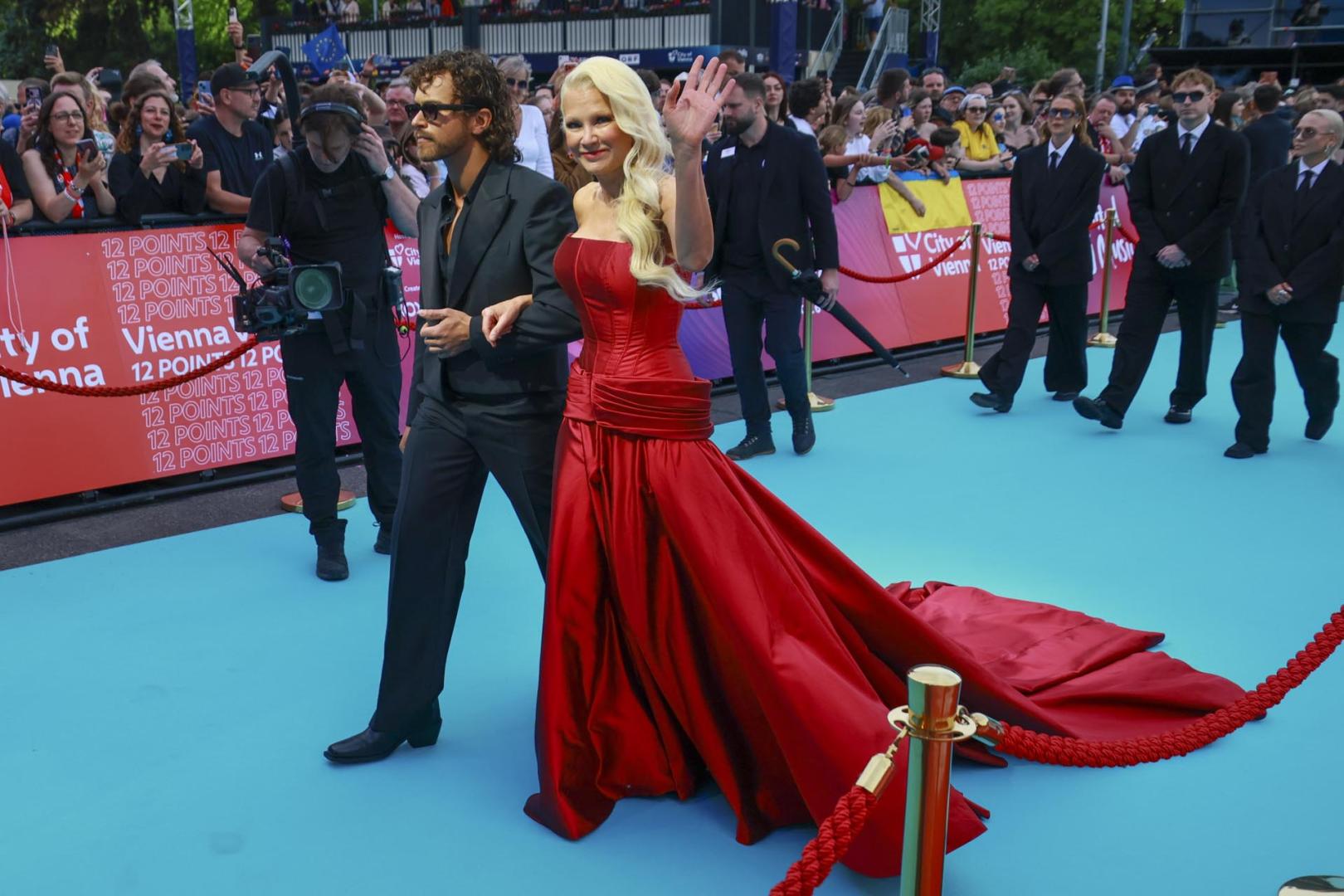 Pete Parkkonen y Linda Lampenius, representantes de Finlandia, favorita en las apuestas, desfilan por la 'alfombra turquesa' de Eurovisión