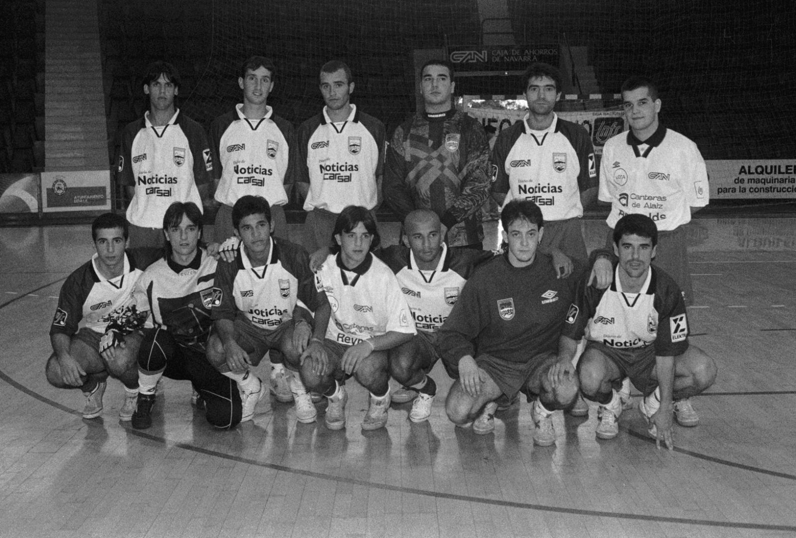 Los jugadores del Carsal Xota que ascendieron a la máxima categoría, entonces División de Honor, son (arriba de izda. a dcha.) Keko, Eseverri, Héctor, Moyano, Óscar, Tato, y abajo (de izda. a dcha.) Pantxis, Imanol, Evandro, Evaristo, Afranio, Unai y Bisu.