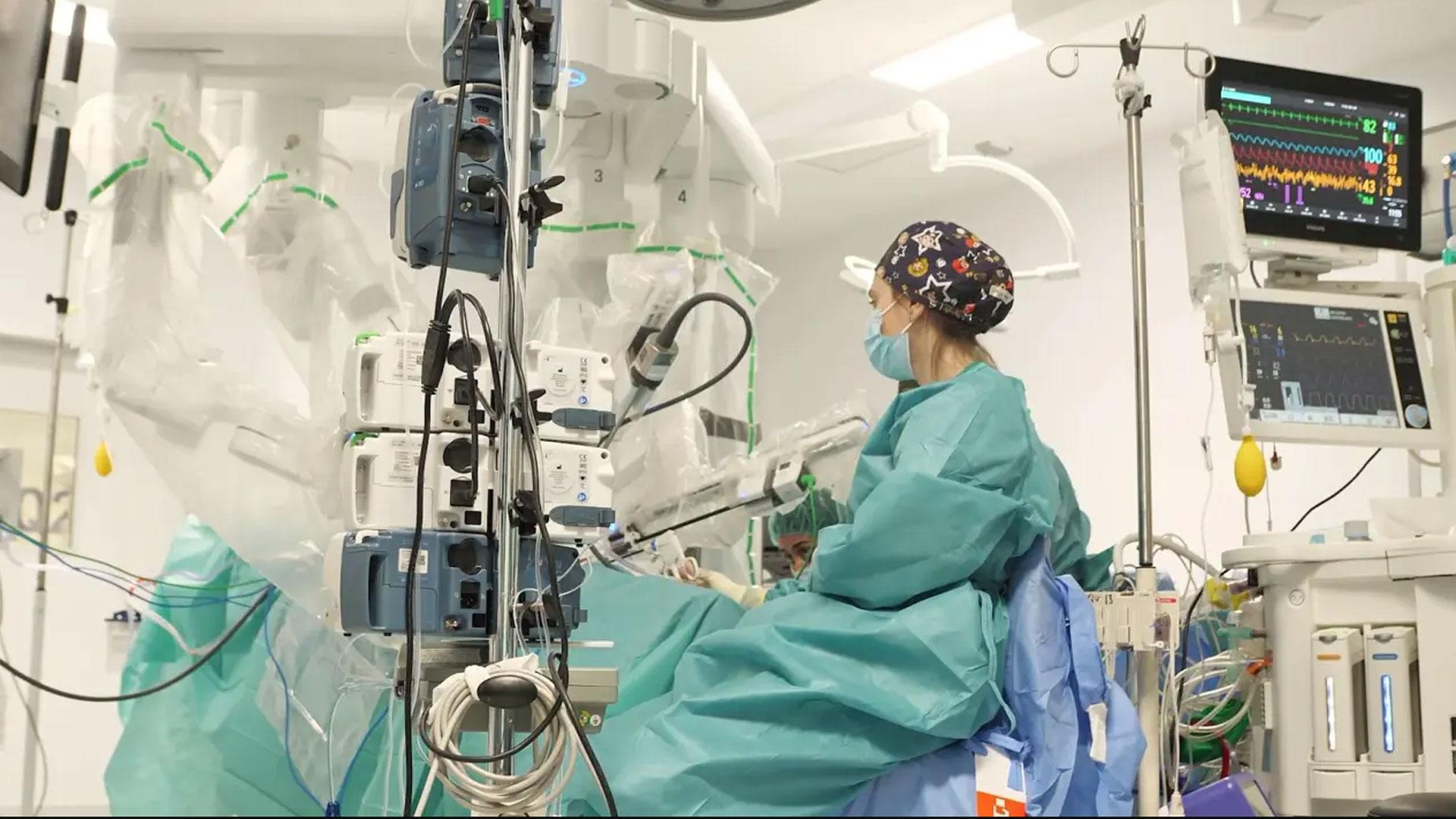 Cirujanos del Hospital 12 de Octubre de Madrid, durante la operación de un bebé de tres meses con obstrucción renal