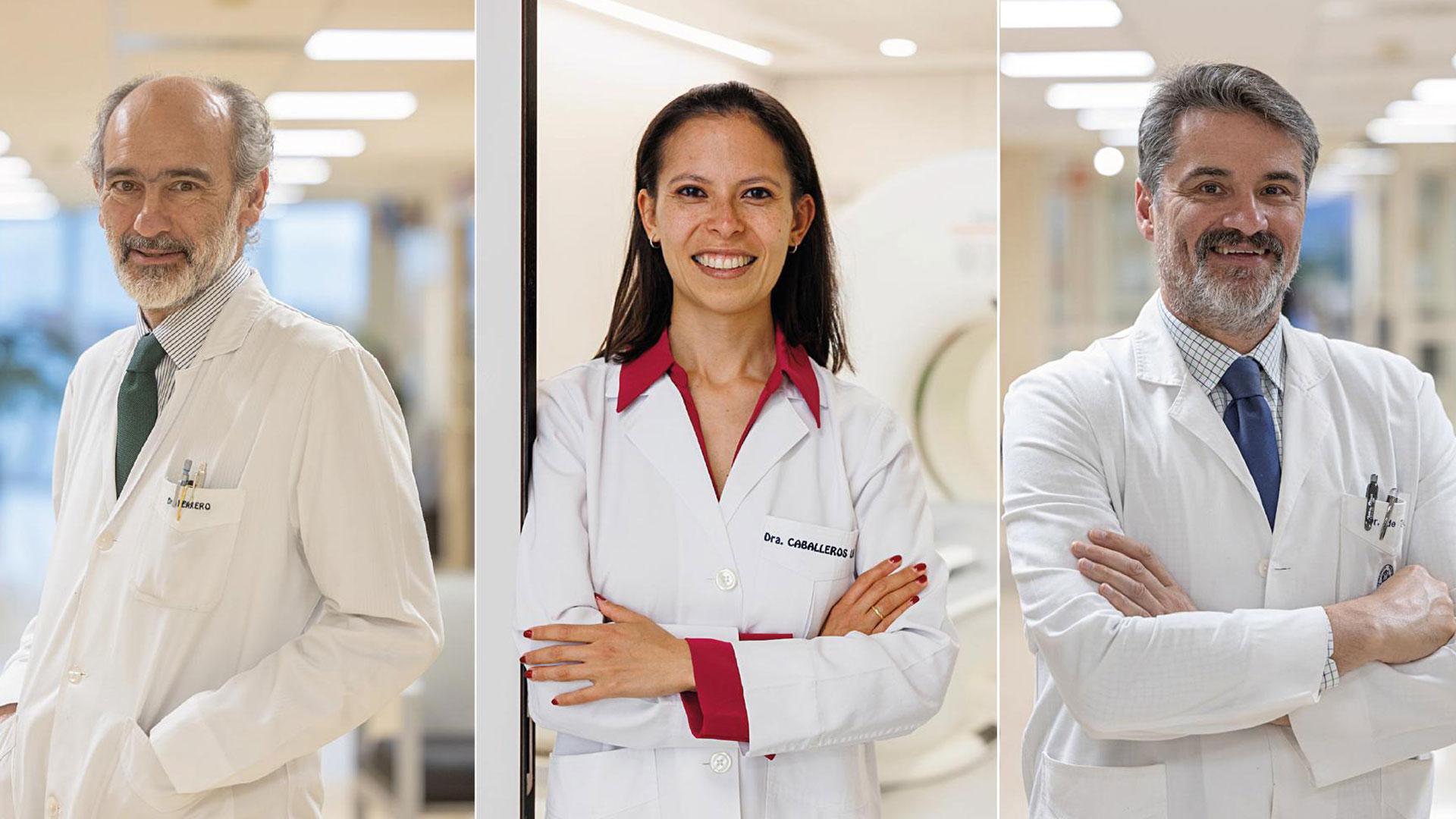 De izquierda a derecha, los doctores Herrero, director de Medicina Interna; Caballeros, especialista en Radiología; y De Torres, codirector de Neumología de la Clínica Universidad de Navarra