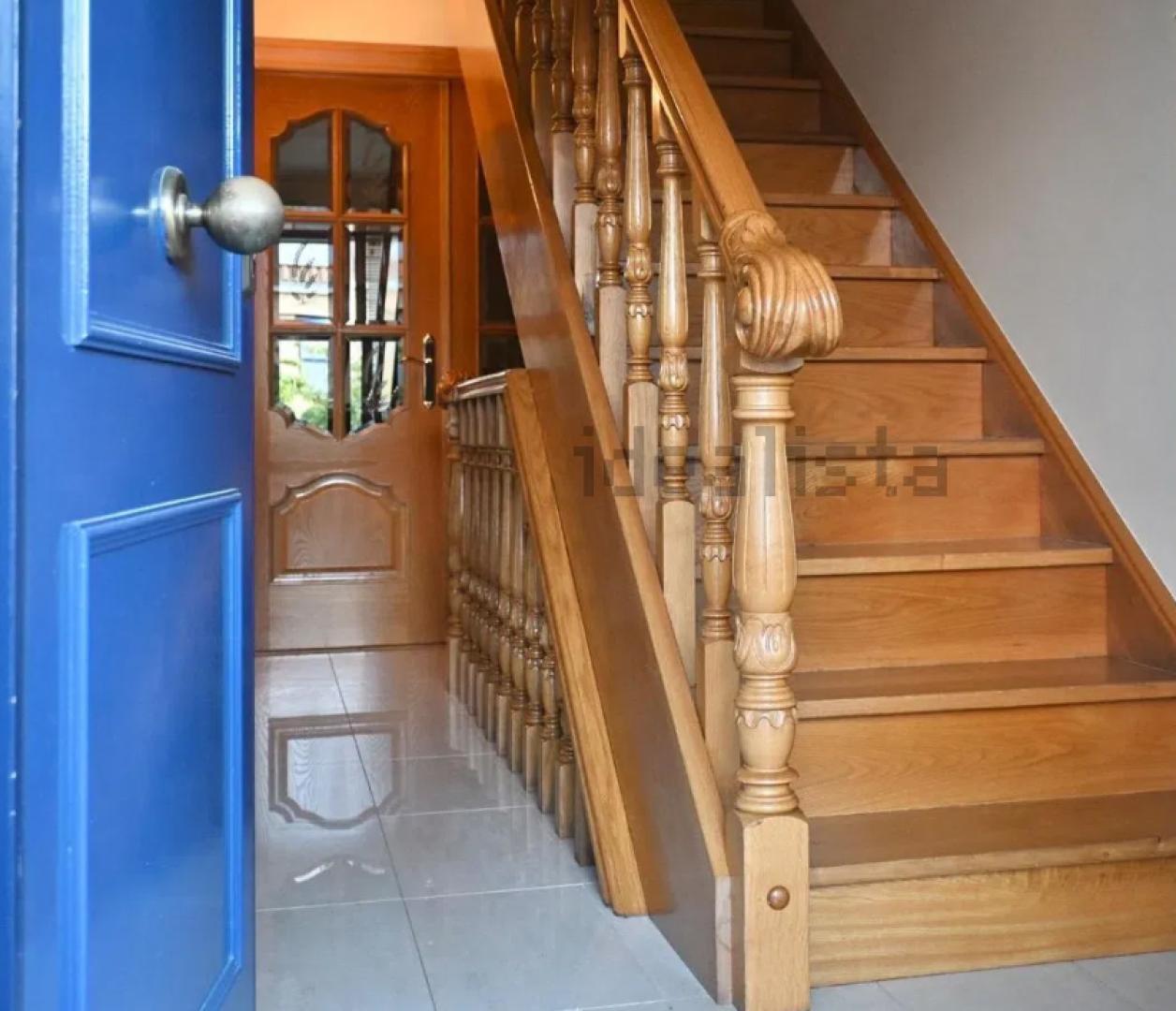 Escalera de madera de acceso a la planta superior