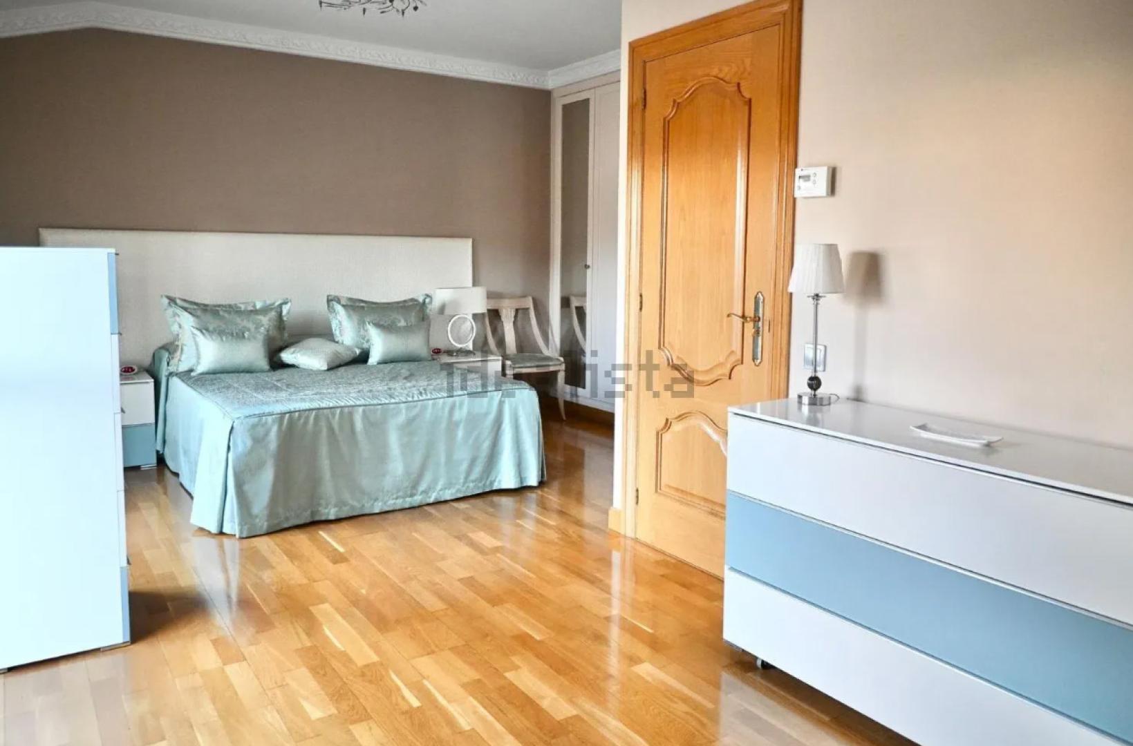 Dormitorio principal con baño en suite