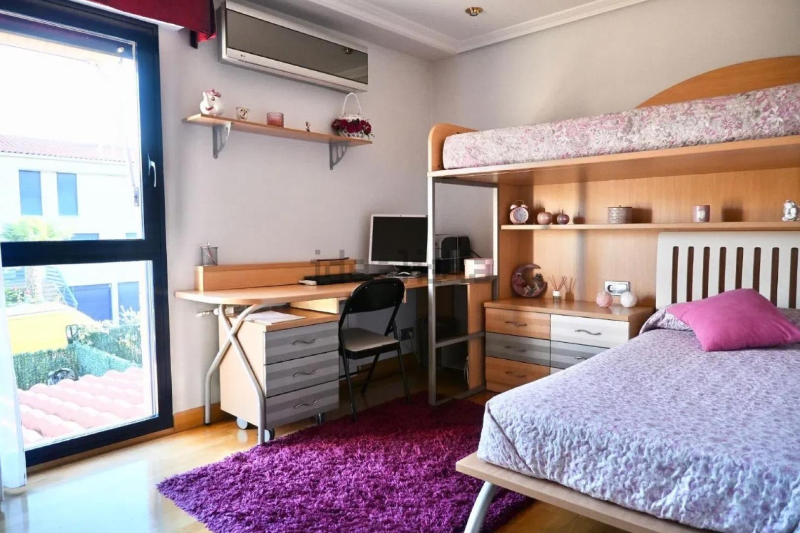 Habitación amueblada con literas en el primer piso de la vivienda