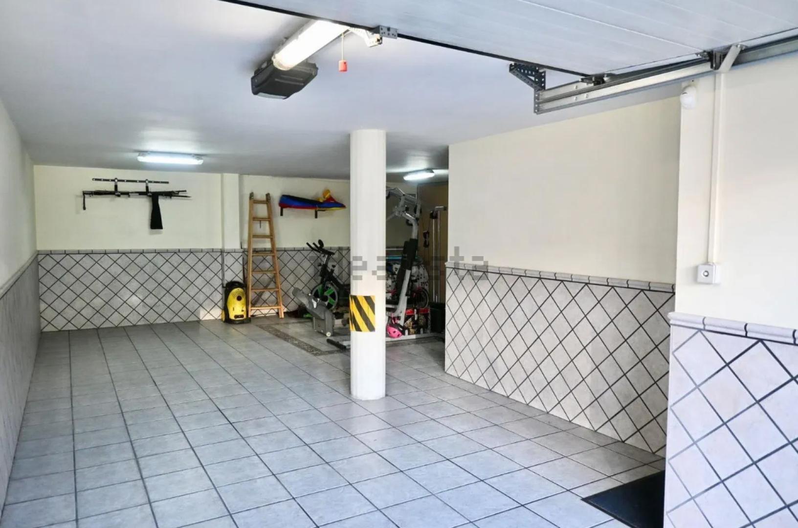 Garaje con zona de gimnasio