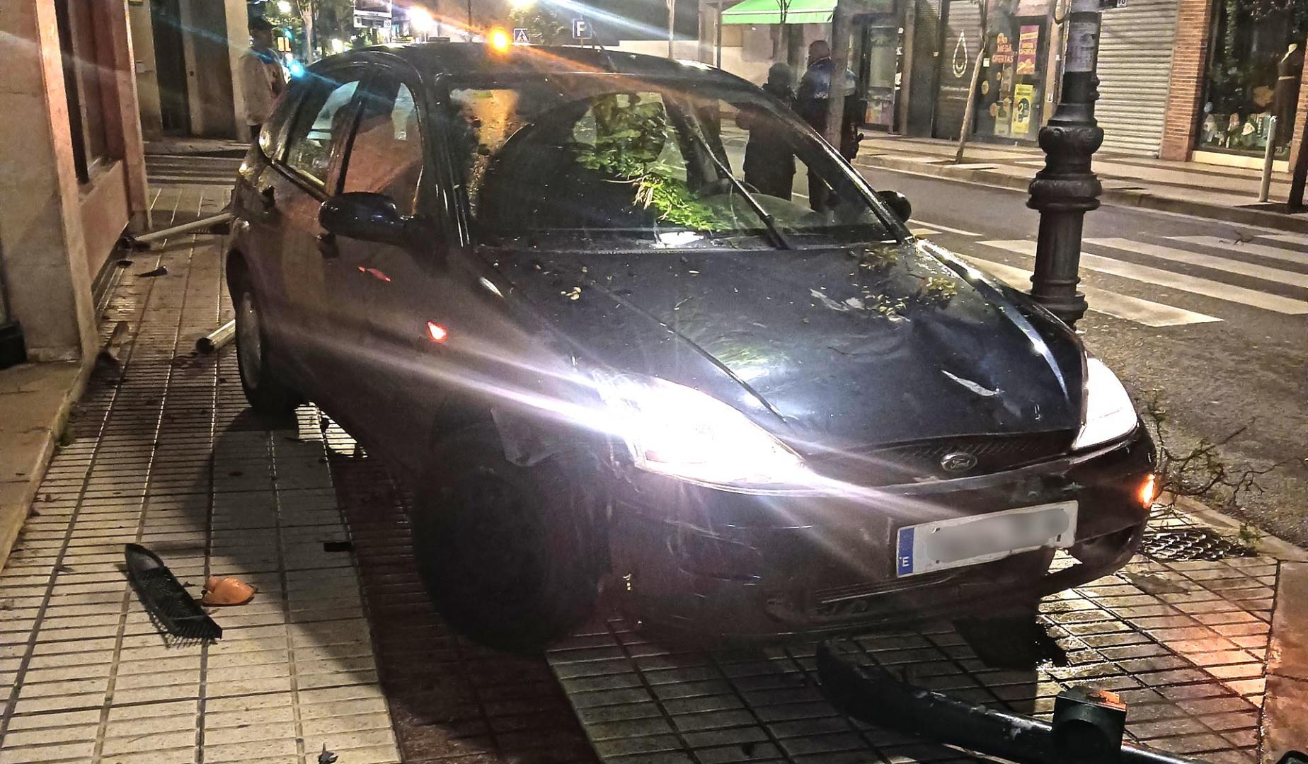 El vehículo, tras accidentarse, quedó estacionado sobre la acera