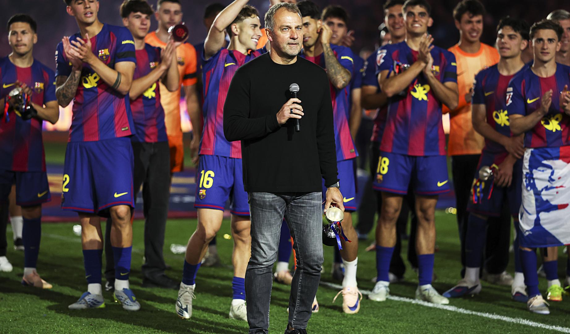 Hansi Flick se dirige al público del Spotify Camp Nou tras lograr el título al ganar 2-0 al Real Madrid