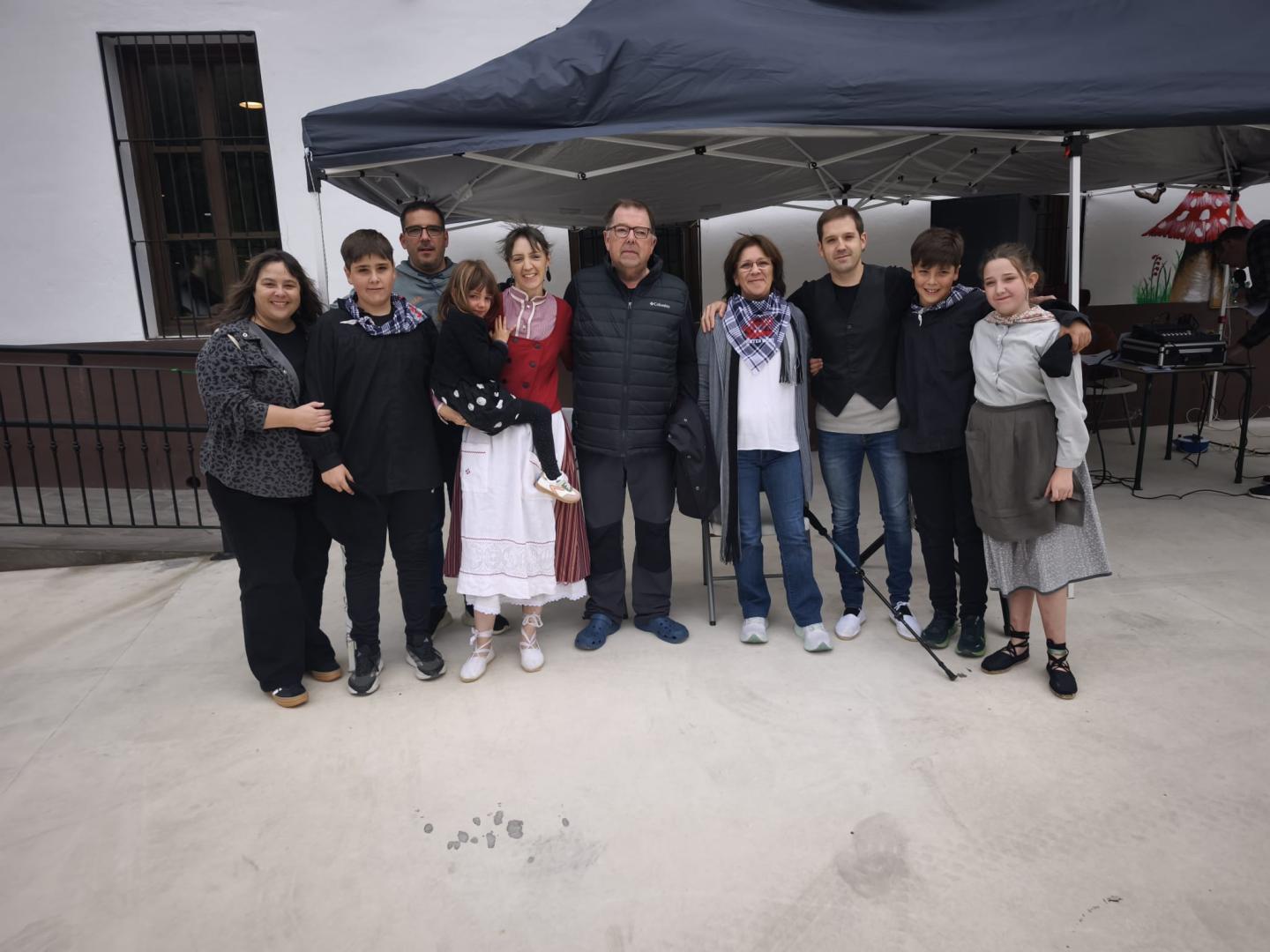 En el centro, José Luis Gorostiaga y Reyes Goñi, rodeados de familiares en su homenaje.