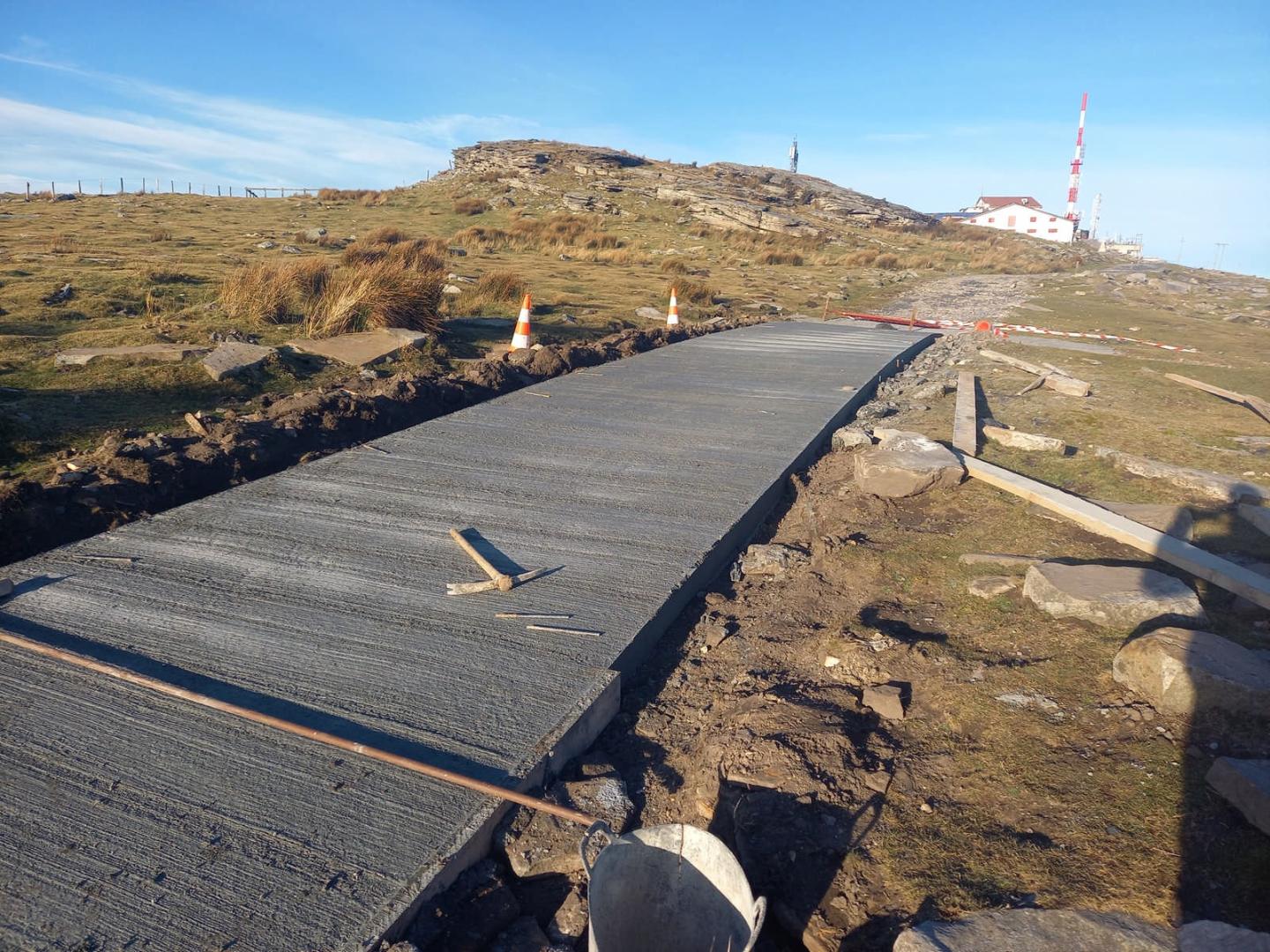Detalle de la obra en la pista de acceso a Larrún.