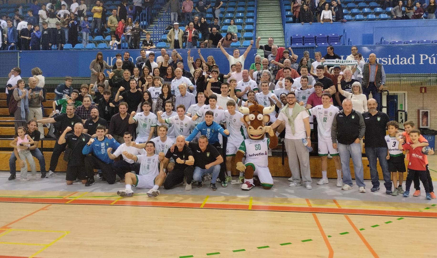 La plantilla de Anaitasuna y algunos aficionados, celebrando el triunfo frente al campeón con el que concluyó la fase regular el pasado sábado 9 de mayo en la UPNA