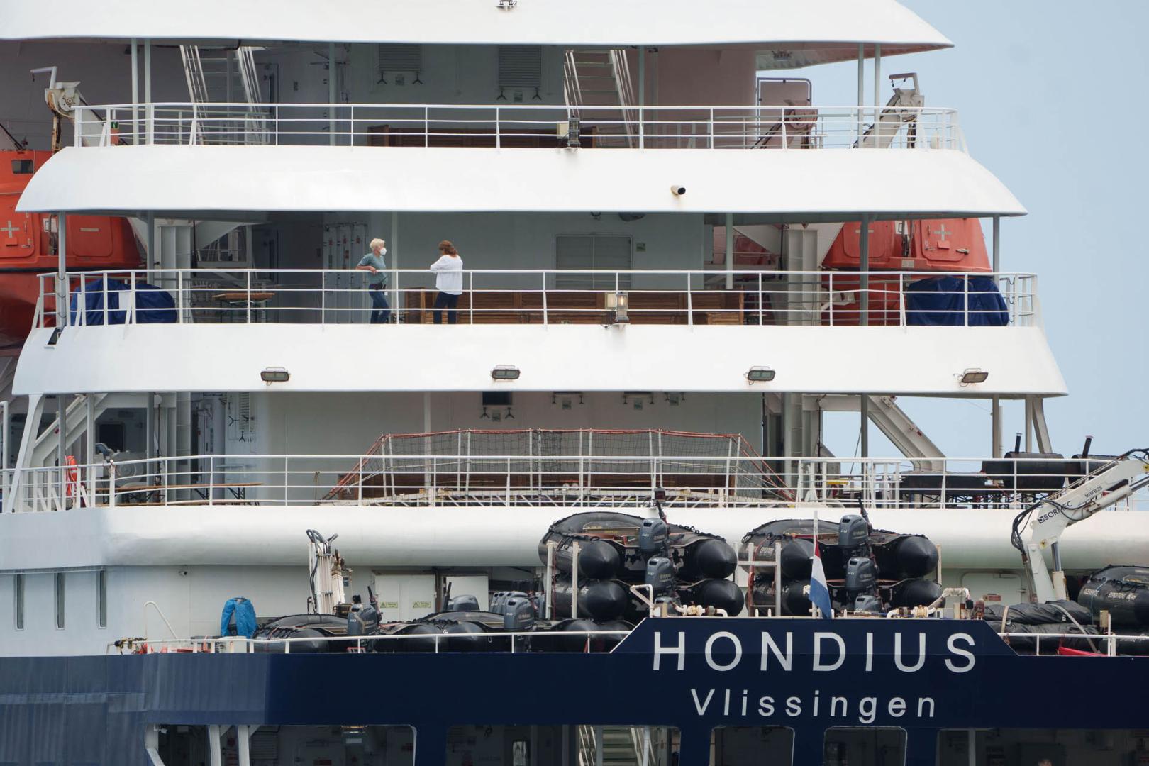 El crucero MV Hondius, poco antes de atracar en Granadilla de Abona (Tenerife)