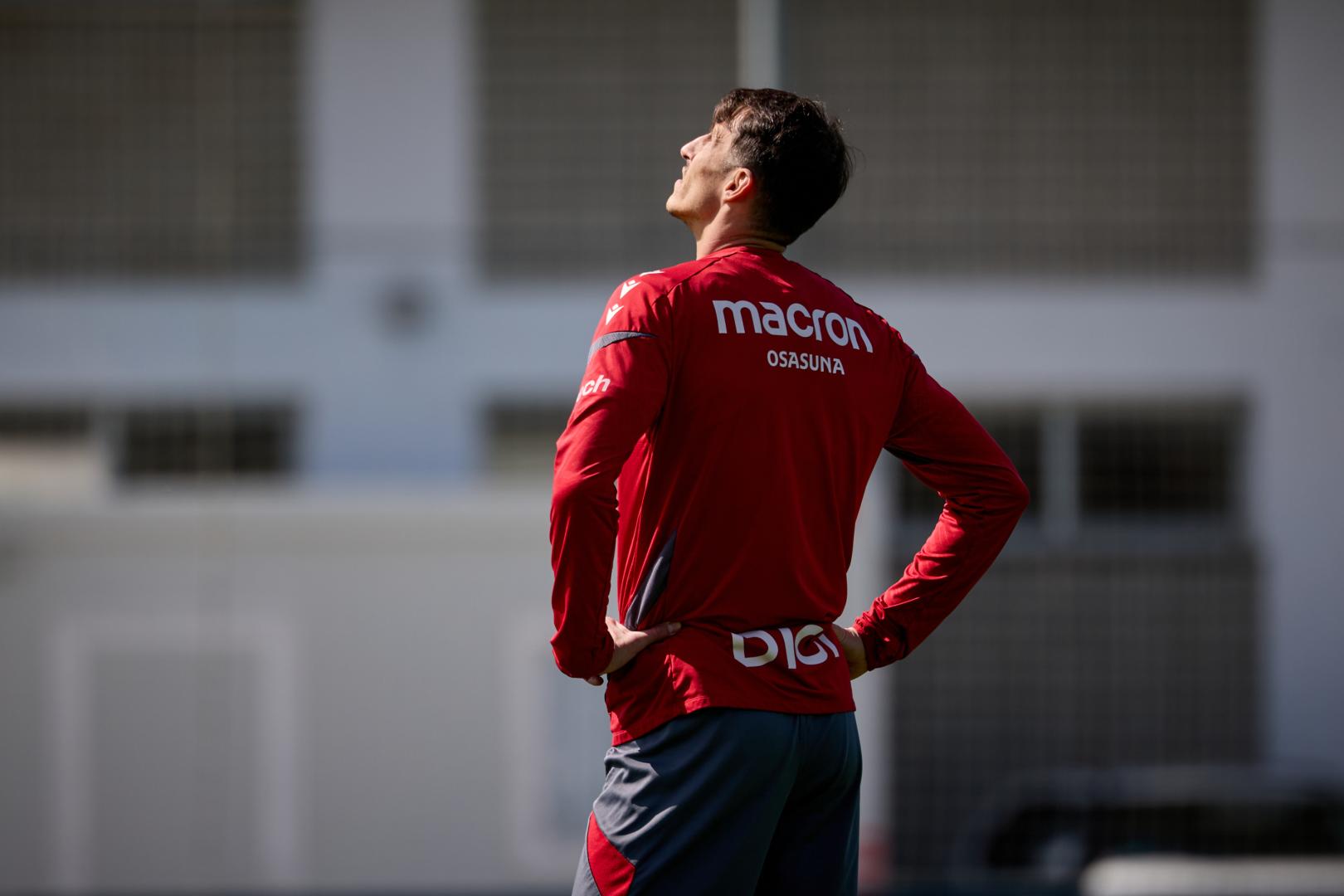 Ante Budimir mira al cielo durante la sesión de entrenamiento en Tajonar.
