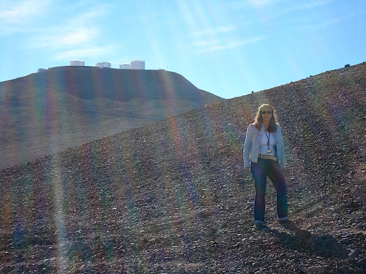Ana Monreal, fotografiada en 2009 junto al telescopio VLT, el buque insignia de la tecnología astronómica europea, situado en el desierto de Atacama, en Chile.