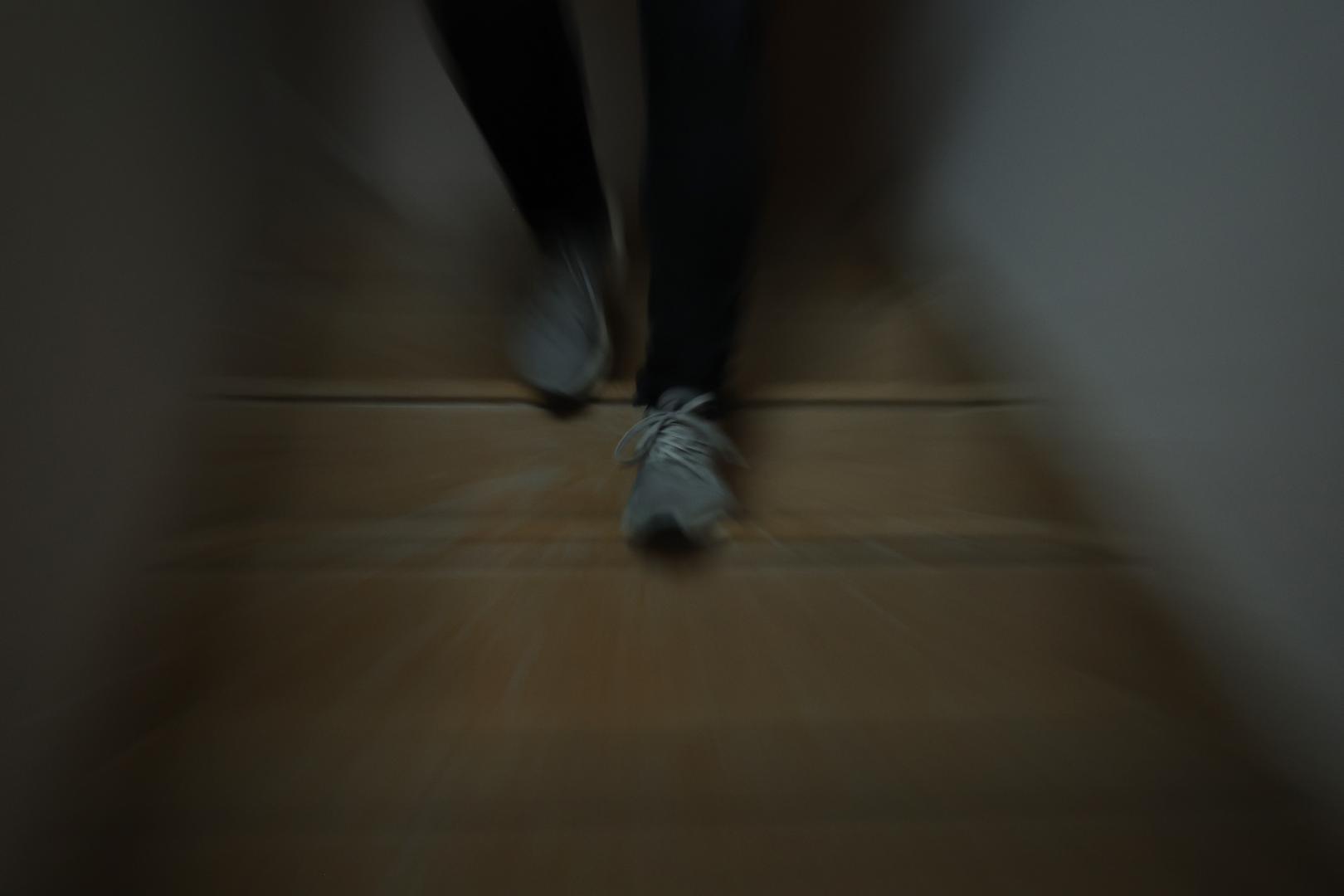 Imagen genérica de una persona bajando unas escaleras