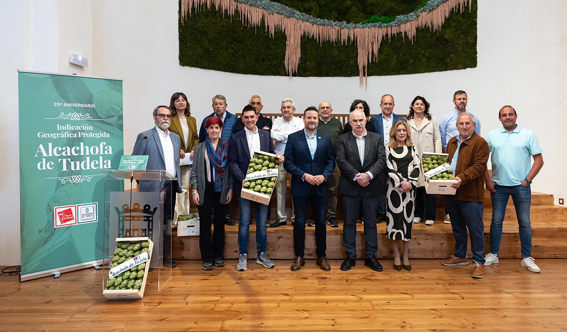 Miembros y ex integrantes del consejo regulador de la IGP Alcachofa de Tudela, autoridades, e invitados, juntos durante el acto del 25 aniversario de la entidad
