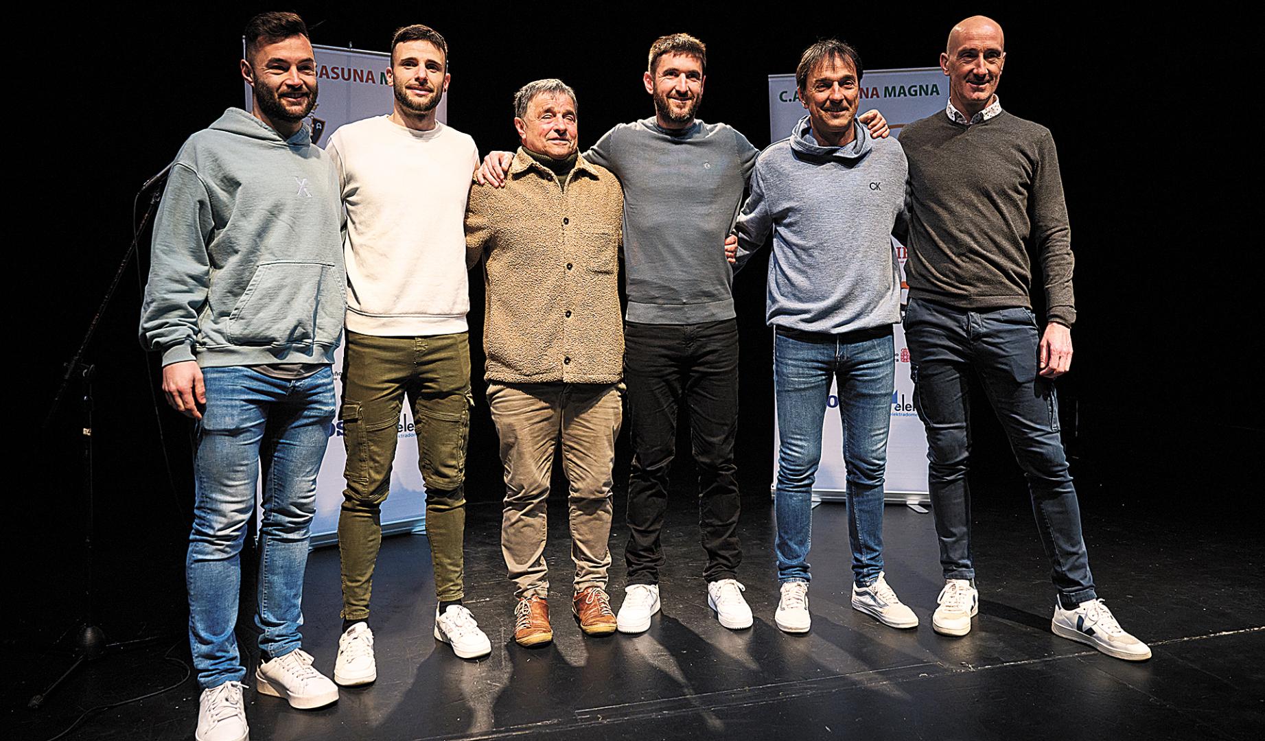 Dani Saldise, Asier Llamas, Tatono Arregui, Roberto Martil, Imanol Arregui y Javi Eseverri, en la casa de cultura de Irurtzun, el día en el que Martil cerró su etapa deportiva