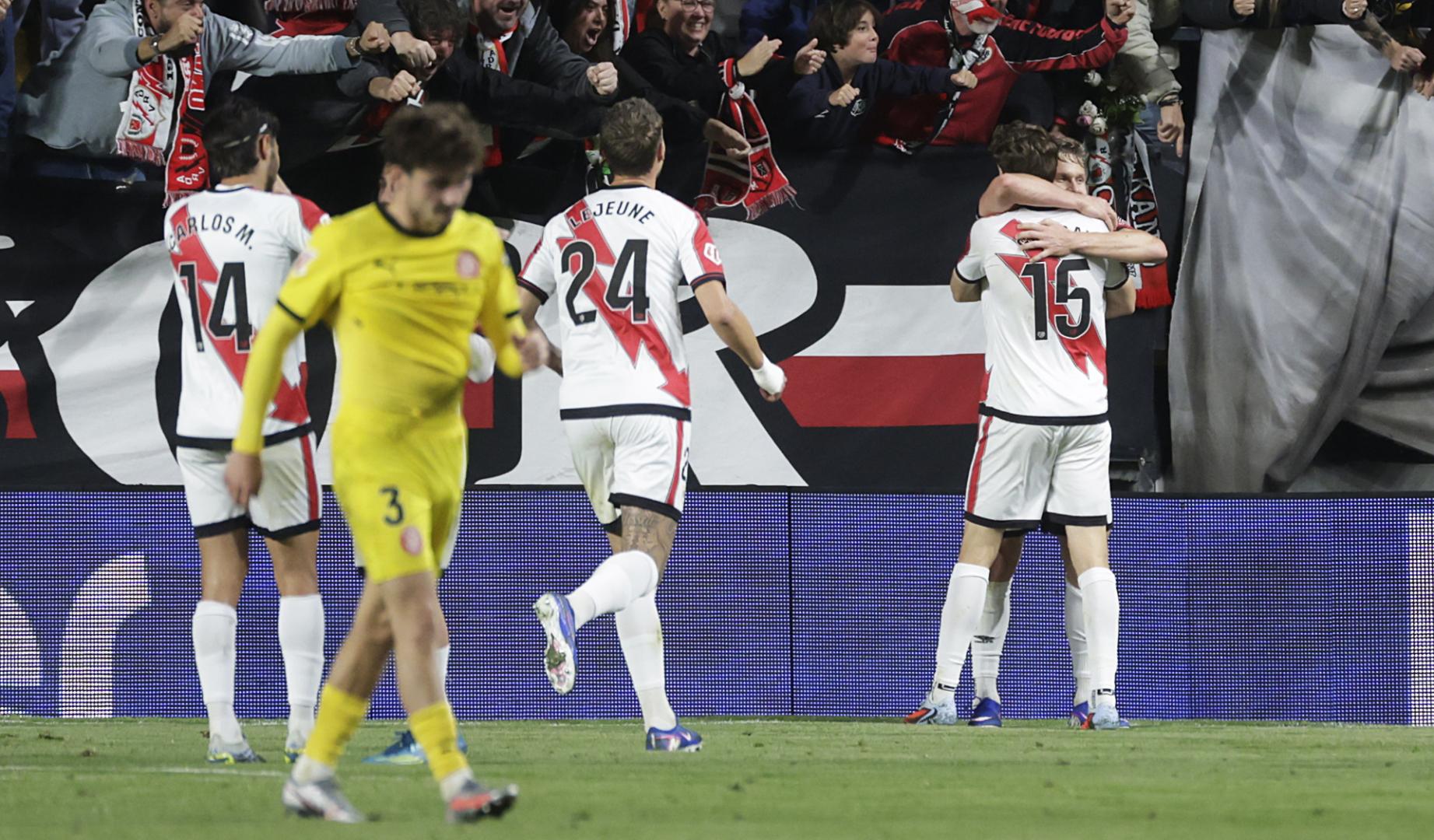 Los jugadores del Rayo celebran el 1-0 de Alemao que les adelantaba contra el Girona