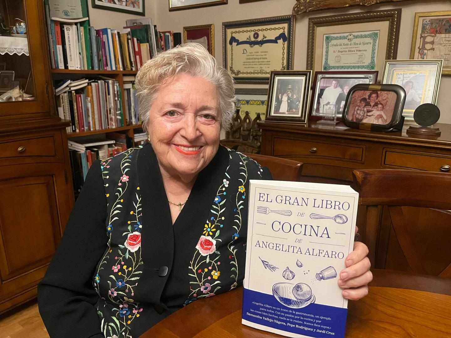 La cocinera Angelita Alfaro posa feliz en su casa a sus 85 años con su nuevo libro, el número 26 de su bibliografía