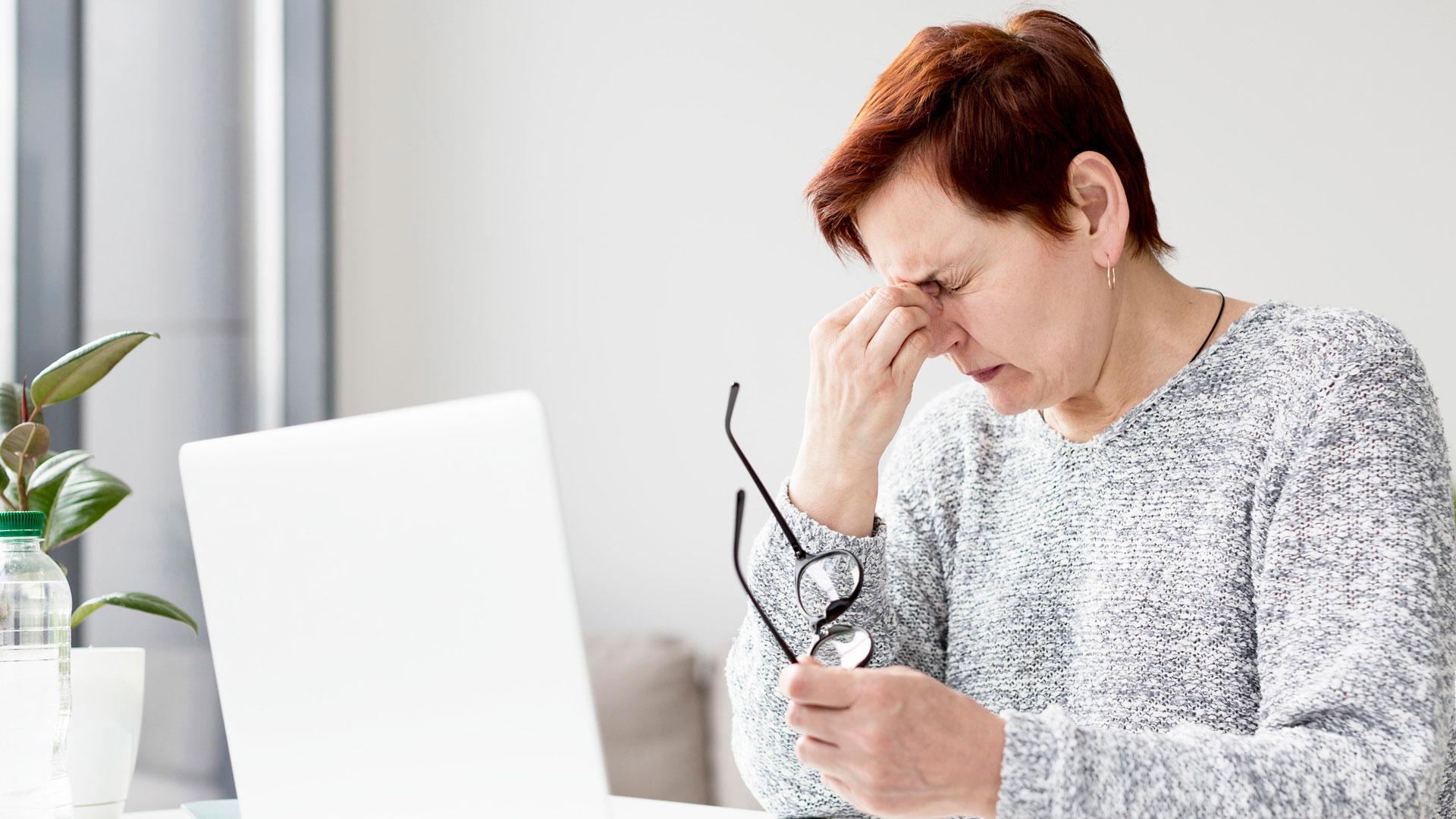 Una persona con dolor ocular