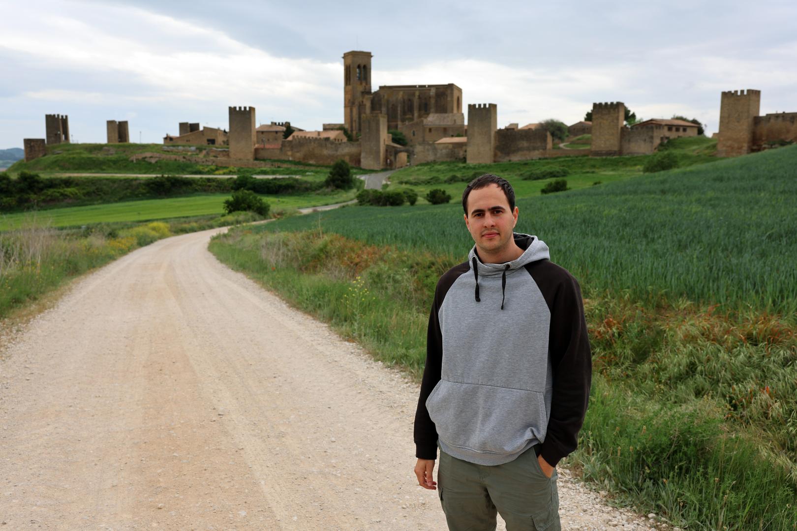Eneko Ventas Sorbet posa delante del Cerco de Artajona, el “recinto amurallado mejor conservado” de Navarra