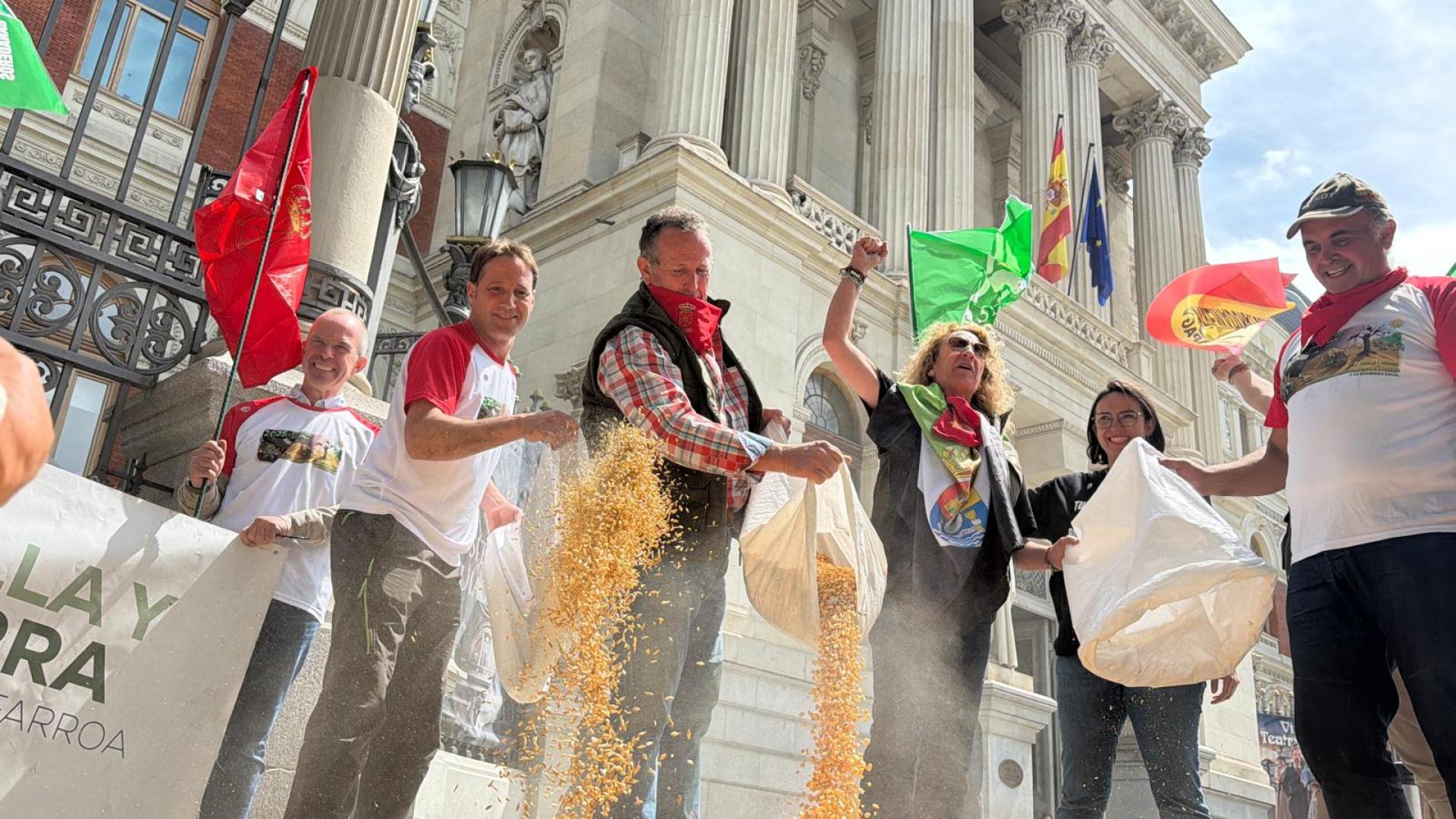 Miembros de Semilla y Belarra, en Madrid, delante del Ministerio,