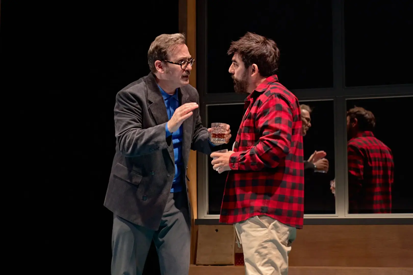 Joaquín Reyes (izq.) y Raúl Jiménez, en una escena de 'La verdad'