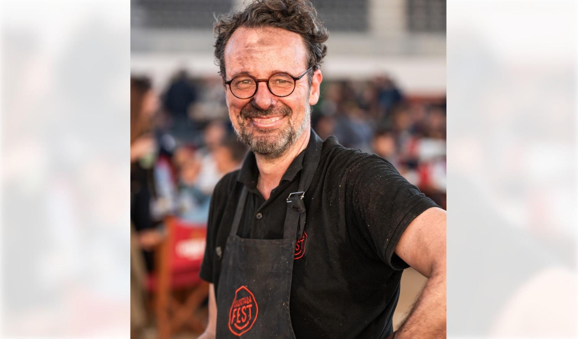 David Suriol, con el delantal de Calsotada Fest y el rostro ennegrecido por las brasas