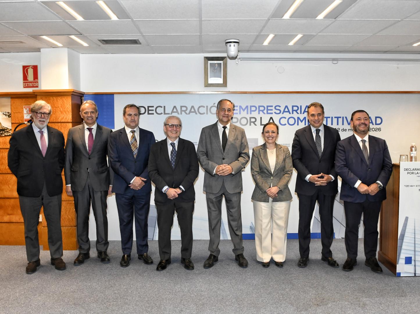 El presidente de la CEN, Manuel Piquer, segundo por la izquierda, junto a los representantes de las otras siete organizaciones.
