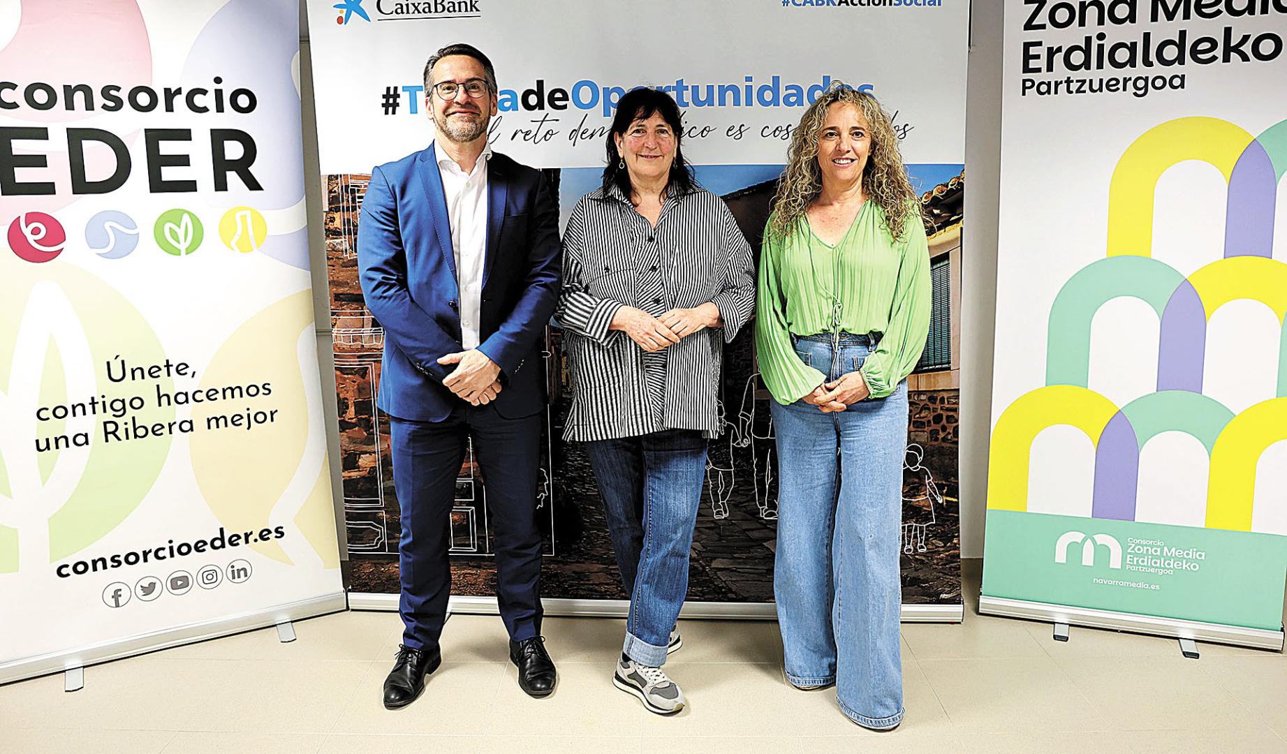Desde la izda., Jorge García, Cristina Bayona y Sandra Calvo en la presentación del programa Tierra de Oportunidades.