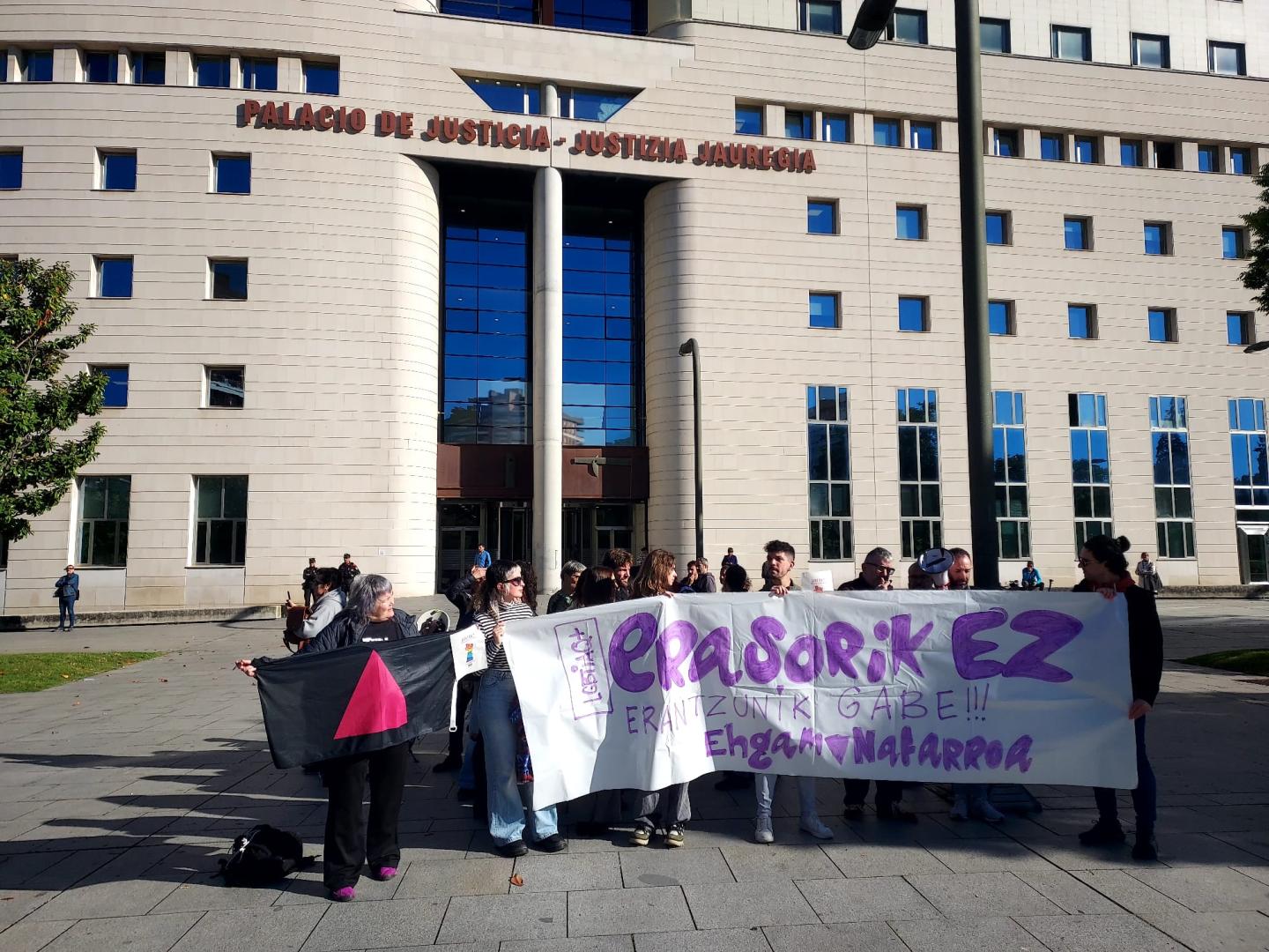 Concentración que tuvo lugar ayer antes del inicio del juicio en el Palacio de Justicia.