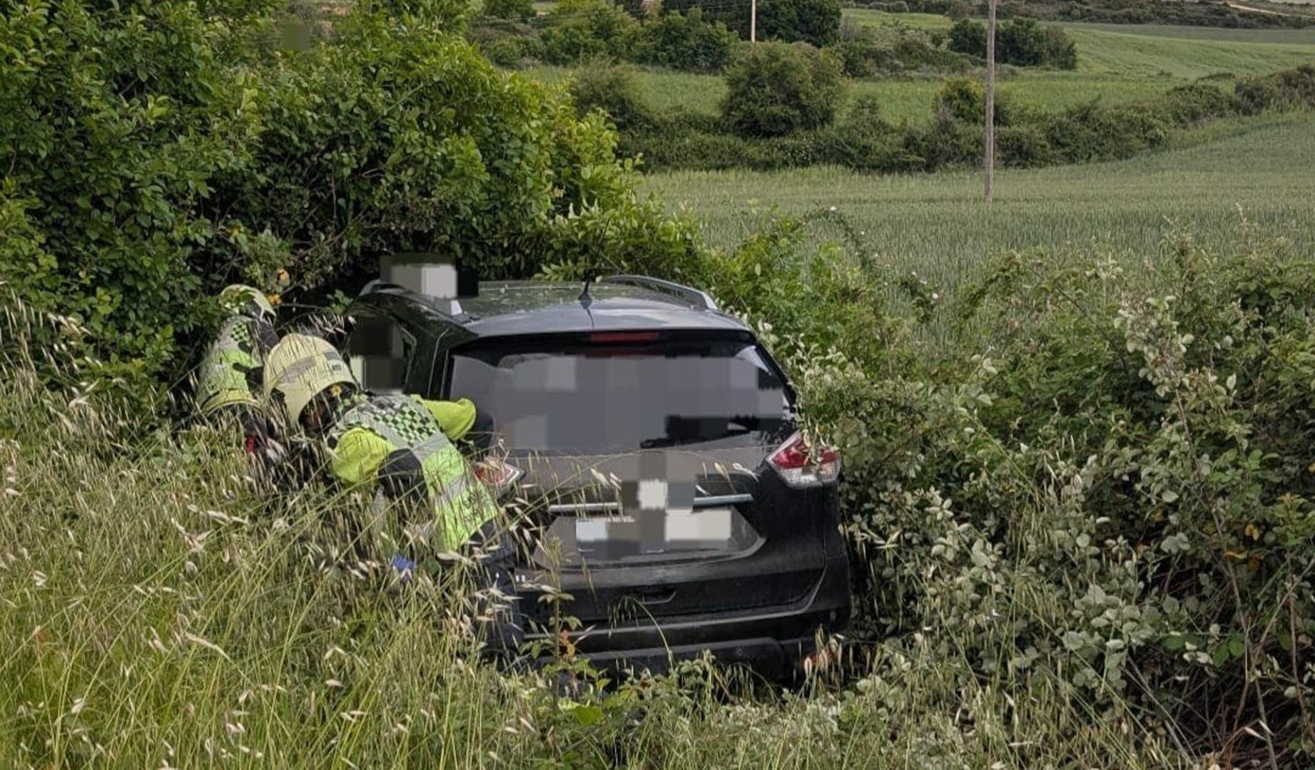 El coche accidentado, fuera de la vía
