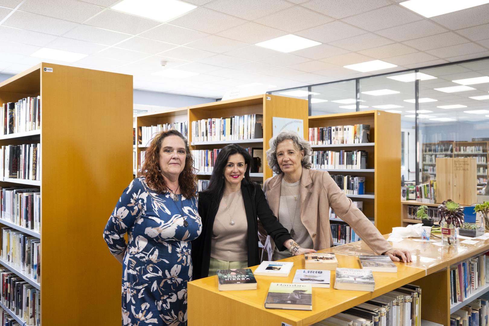 Desde la izquierda, Mar Pérez, Nerea Seoane y Teresa Arrarás, este martes en la biblioteca del Valle de Aranguren