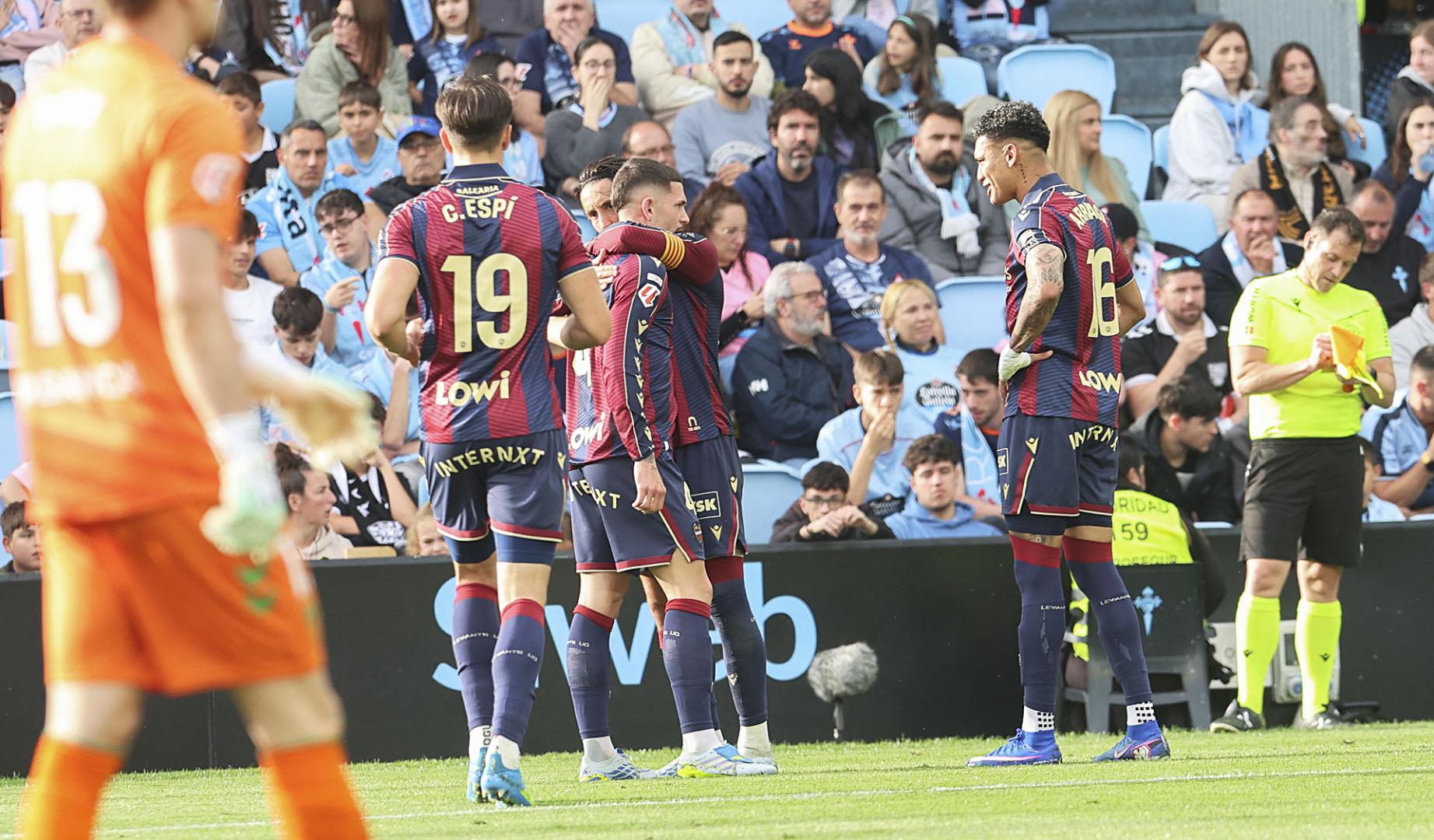 Los jugadores del Levante celebran su segundo gol ante el Celta durante el partid en el estadio Abanca-Balaídos