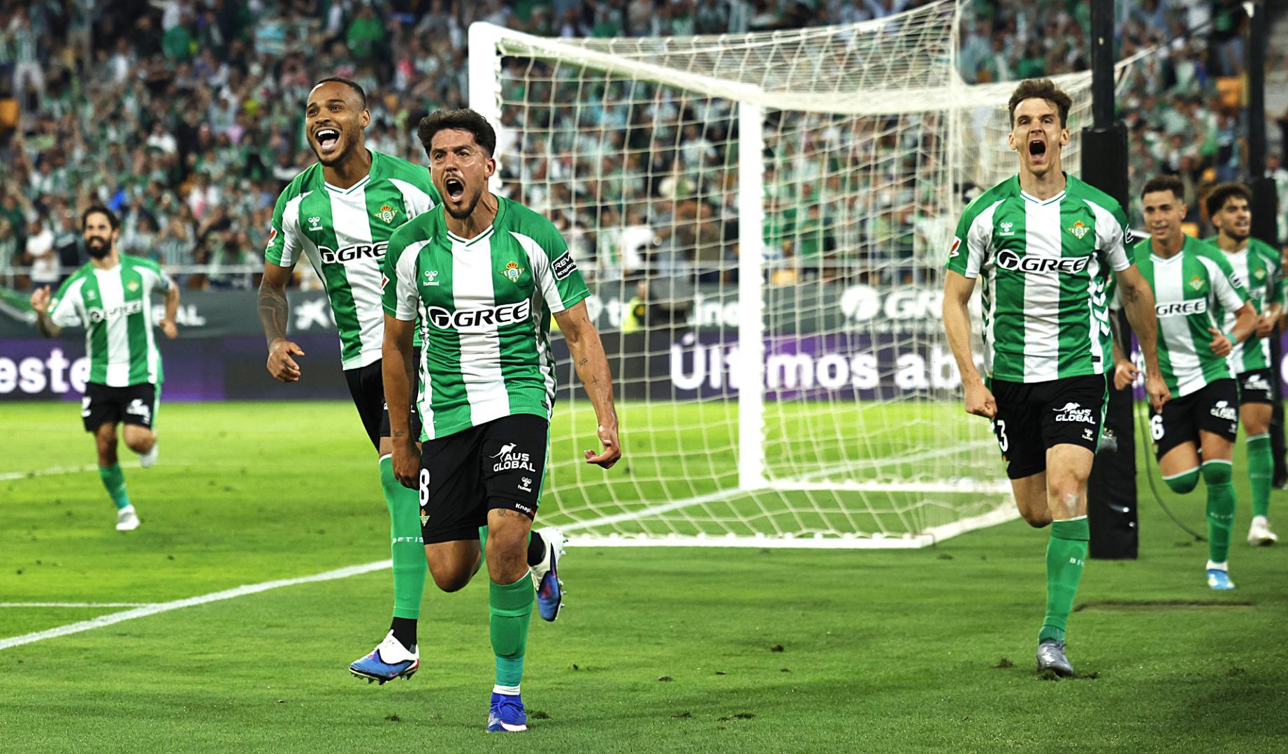 El centrocampista del Betis Pablo Fornals celebra su gol, segundo gol del equipo andaluz, durante el partido contra Elche CF